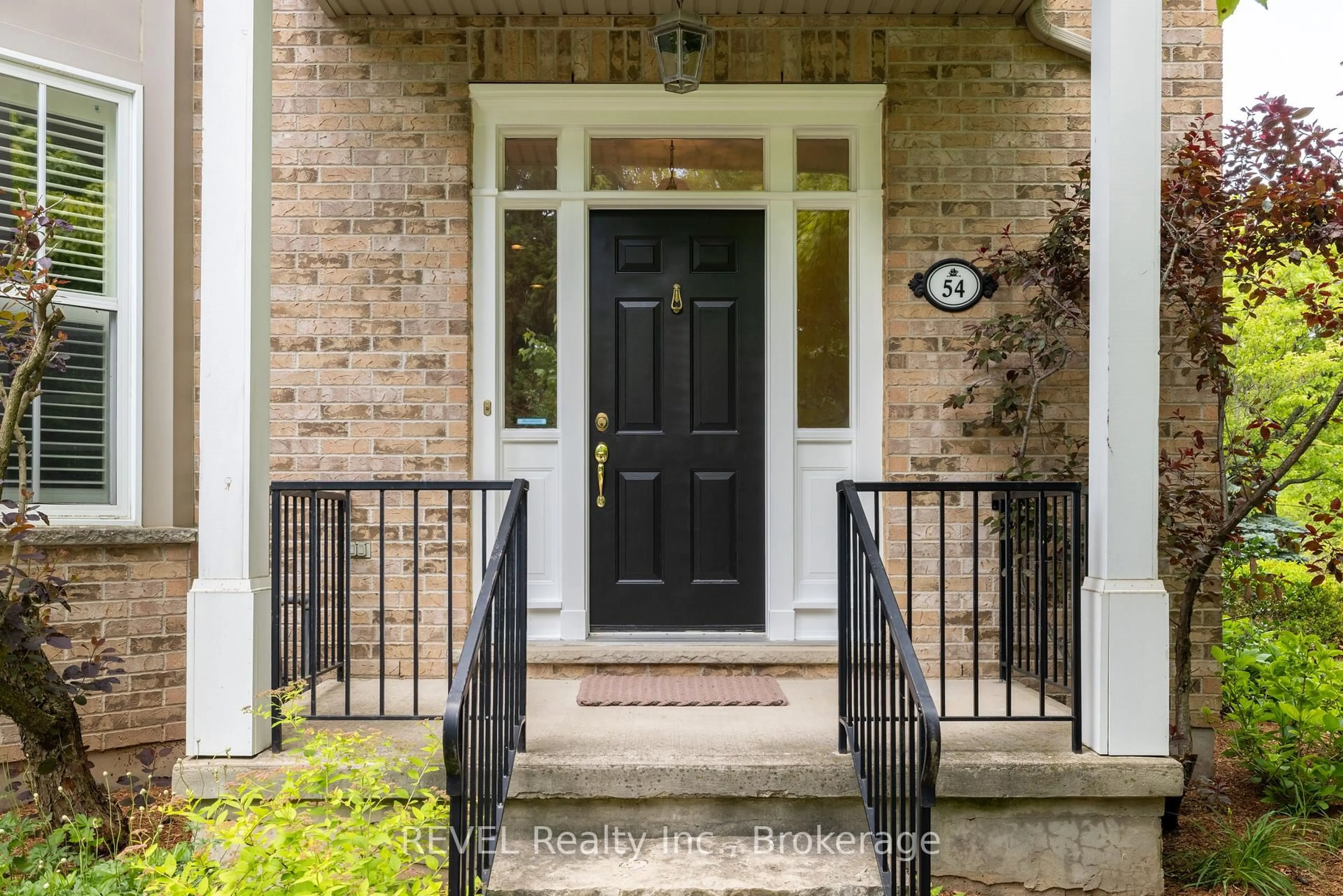 Indoor entryway for 54 Kirkwood Dr, Niagara-on-the-Lake Ontario L0S 1J0