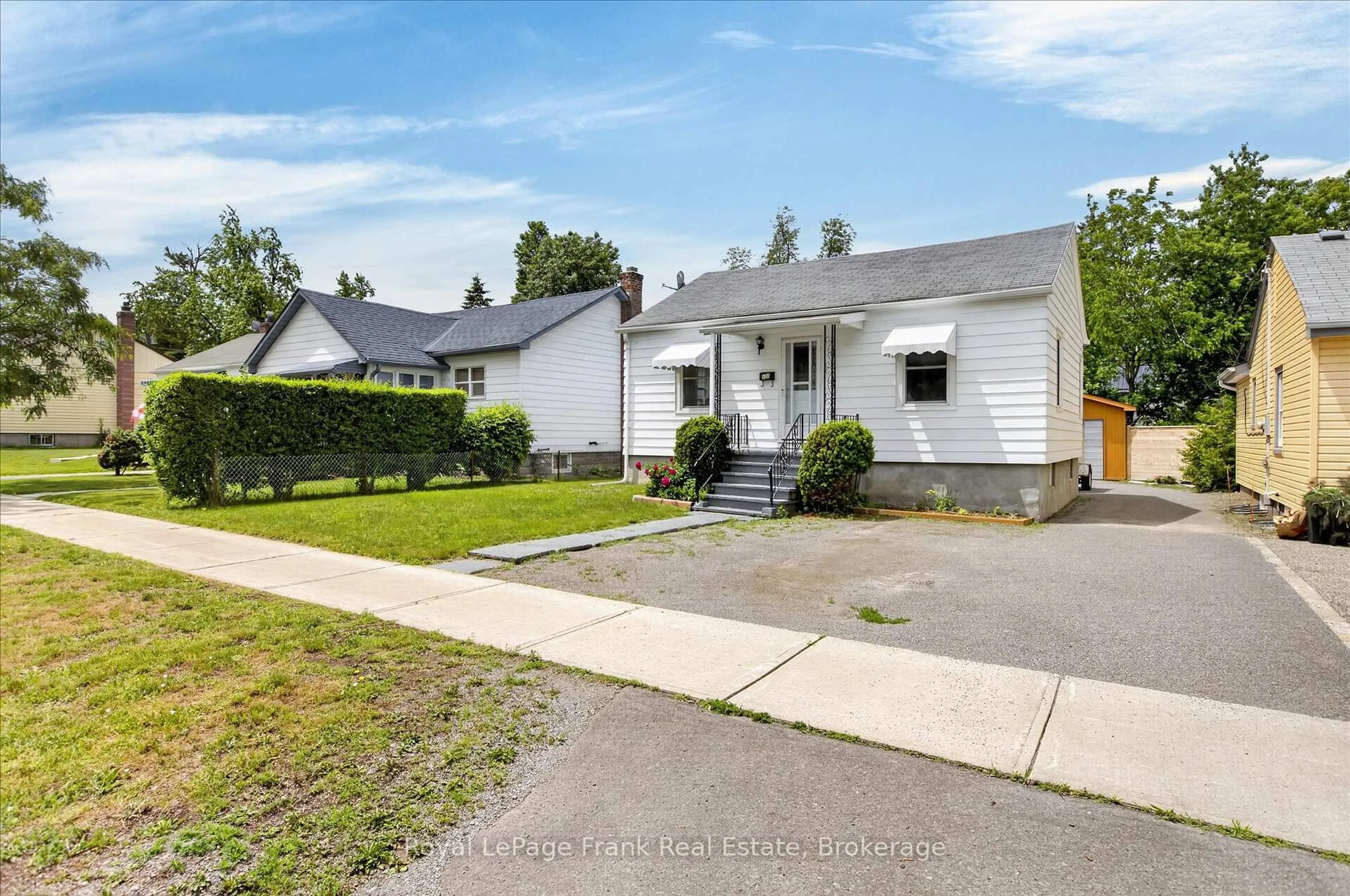 A pic from outside/outdoor area/front of a property/back of a property/a pic from drone, street for 500 Glengarry Ave, Peterborough Ontario K9H 4Y4