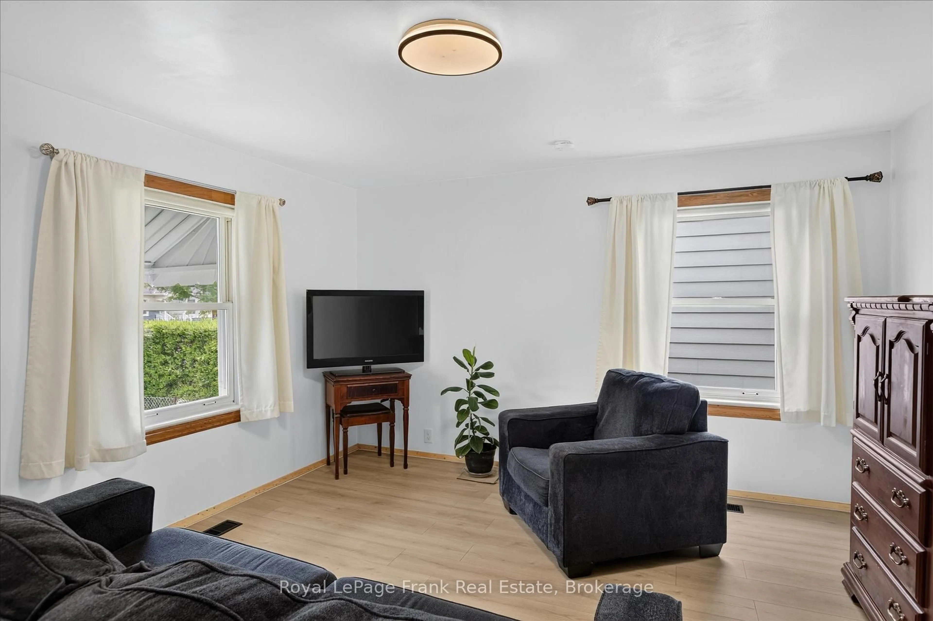 Living room with furniture, wood/laminate floor for 500 Glengarry Ave, Peterborough Ontario K9H 4Y4