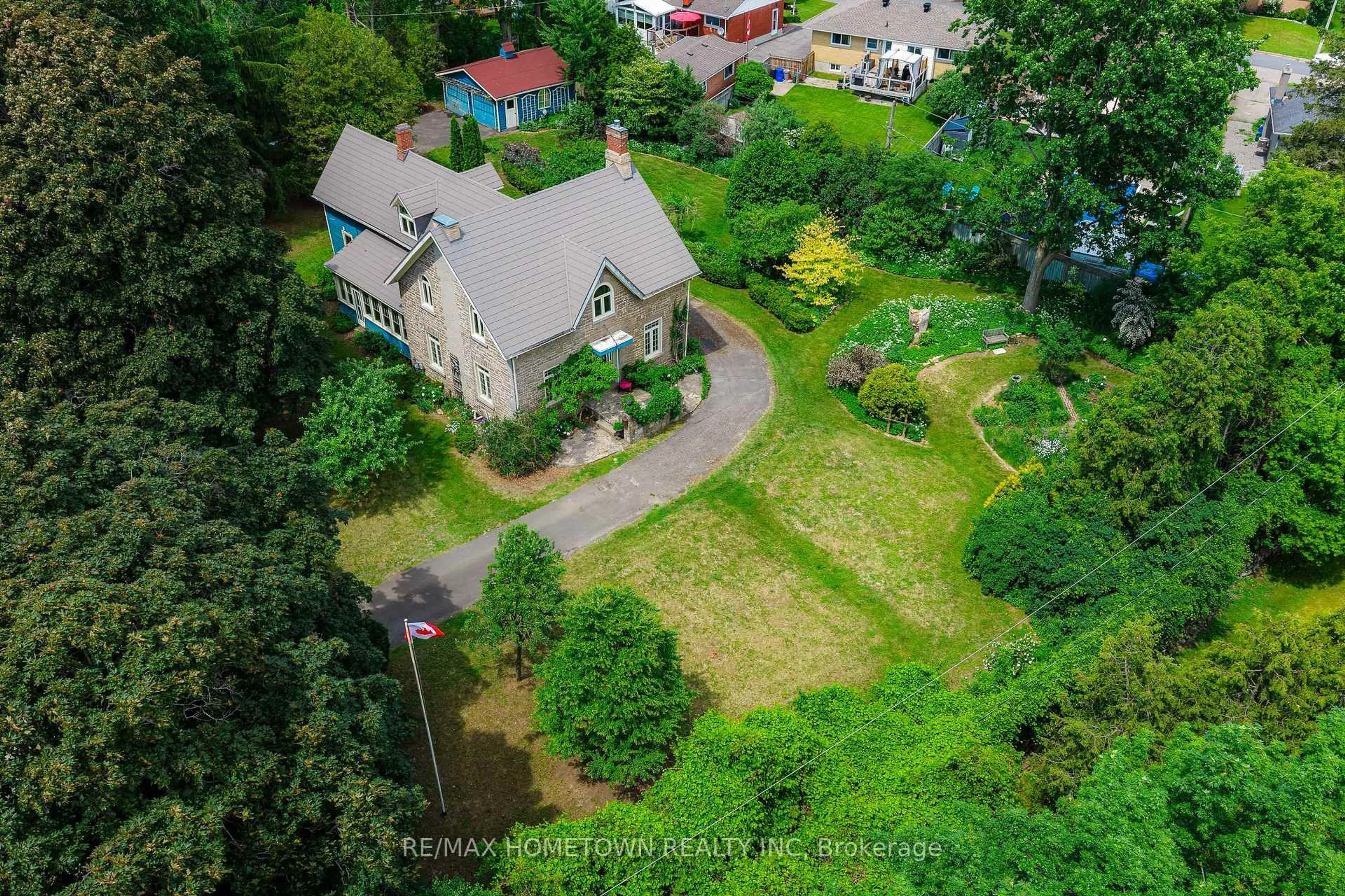 A pic from outside/outdoor area/front of a property/back of a property/a pic from drone, street for 301 North Augusta Rd, Brockville Ontario K6V 2Y3
