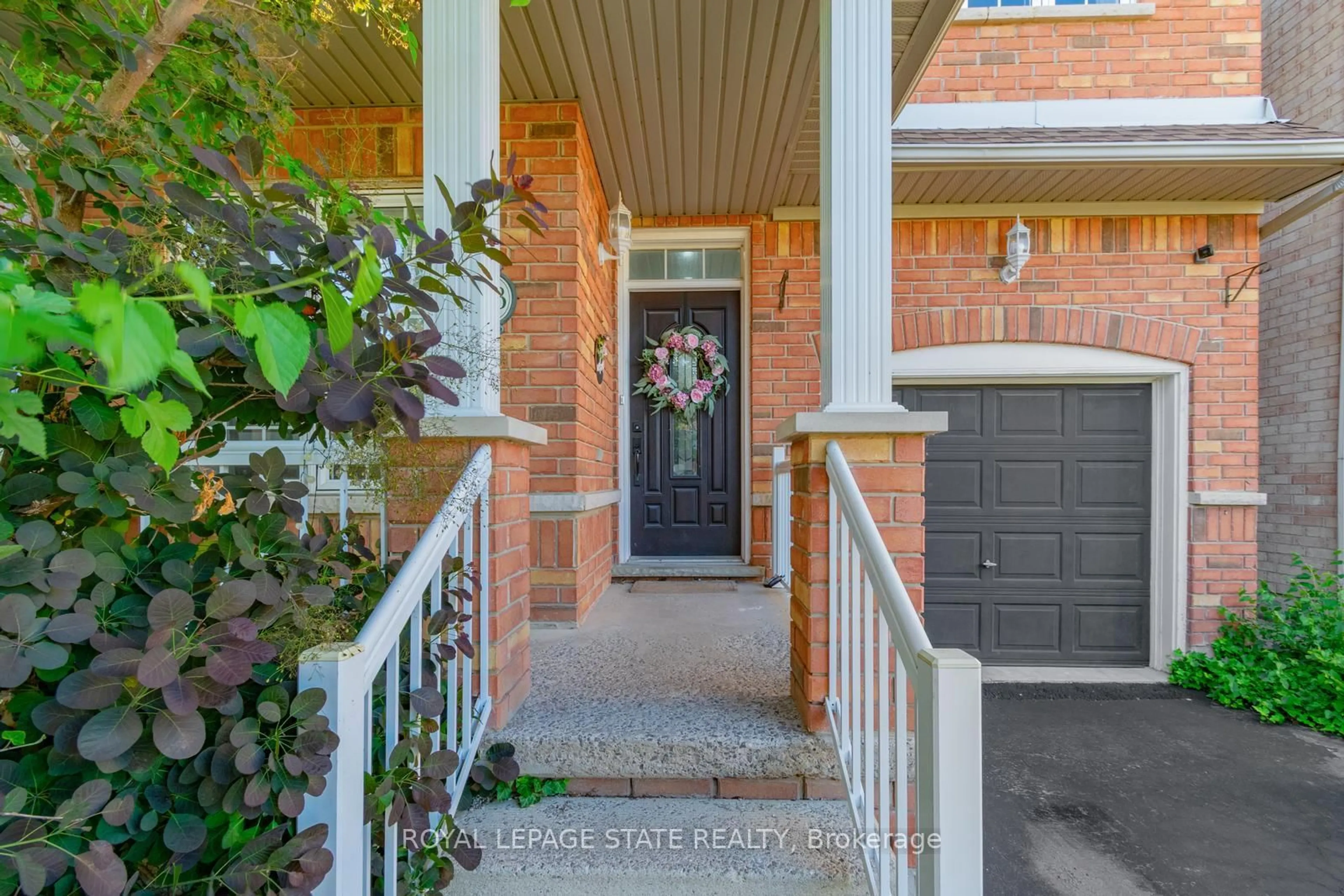Indoor entryway for 33 Panorama Way, Hamilton Ontario L8E 6C6