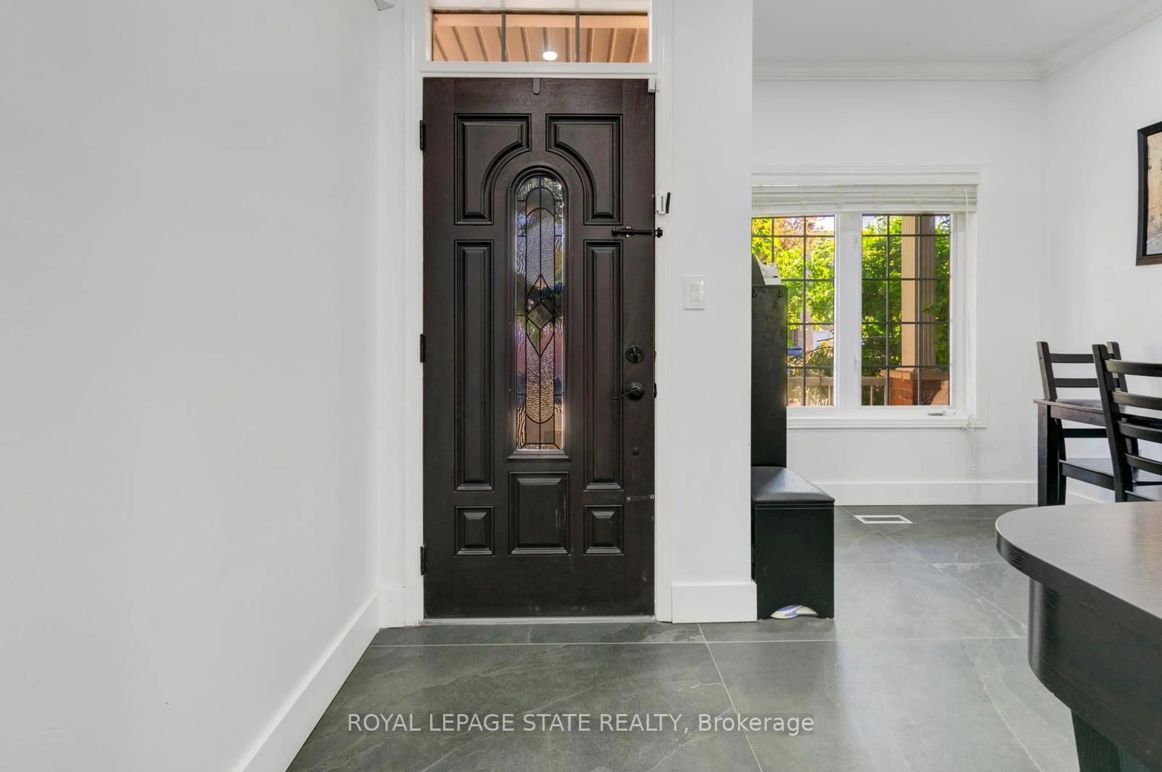 Indoor entryway for 33 Panorama Way, Hamilton Ontario L8E 6C6