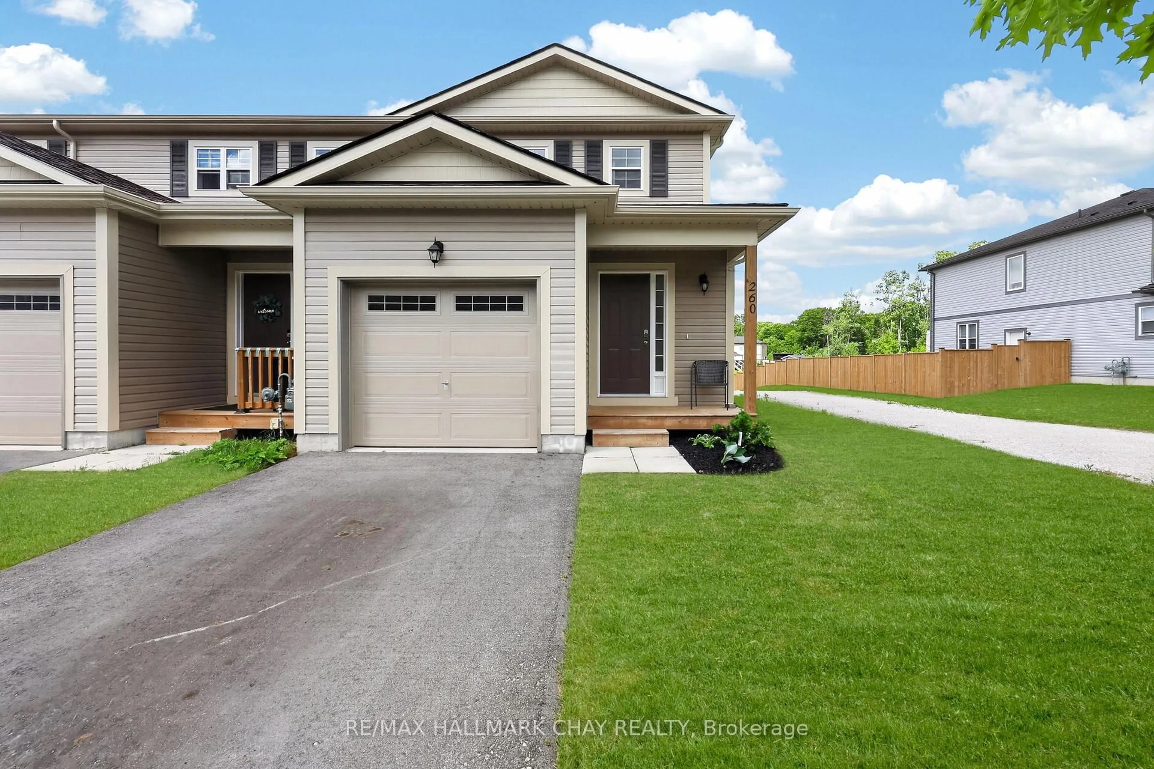 Home with vinyl exterior material, street for 260 Daffodil Crt, Gravenhurst Ontario P1P 0B8