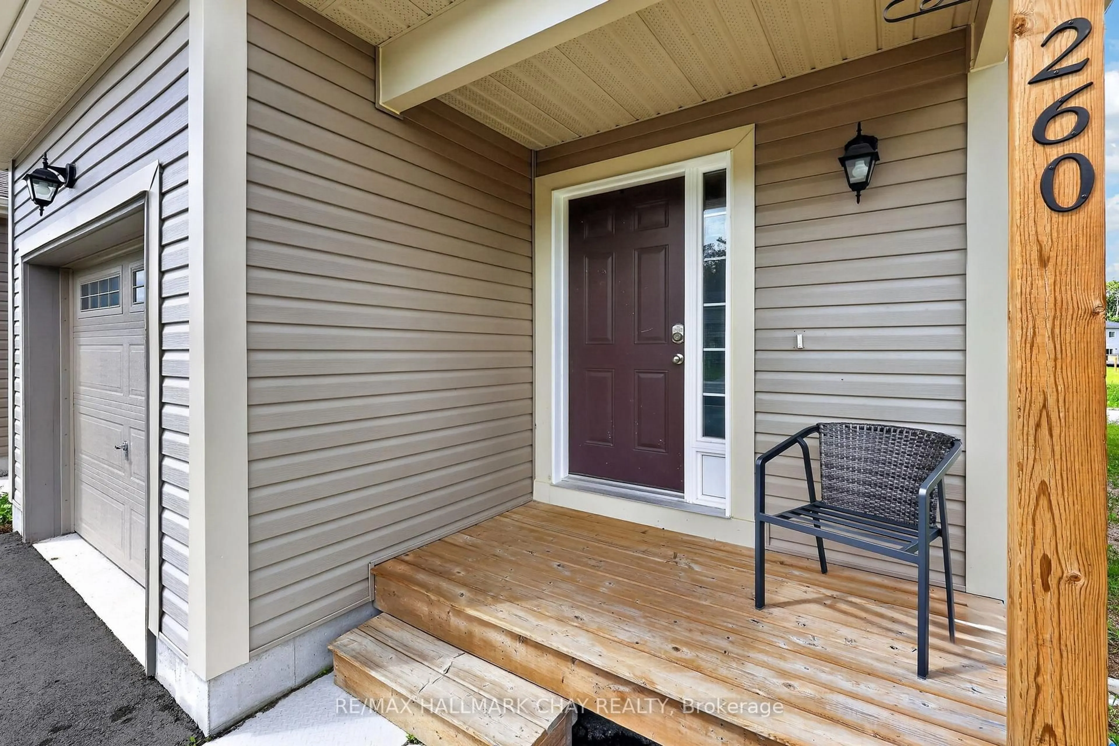 Indoor entryway for 260 Daffodil Crt, Gravenhurst Ontario P1P 0B8