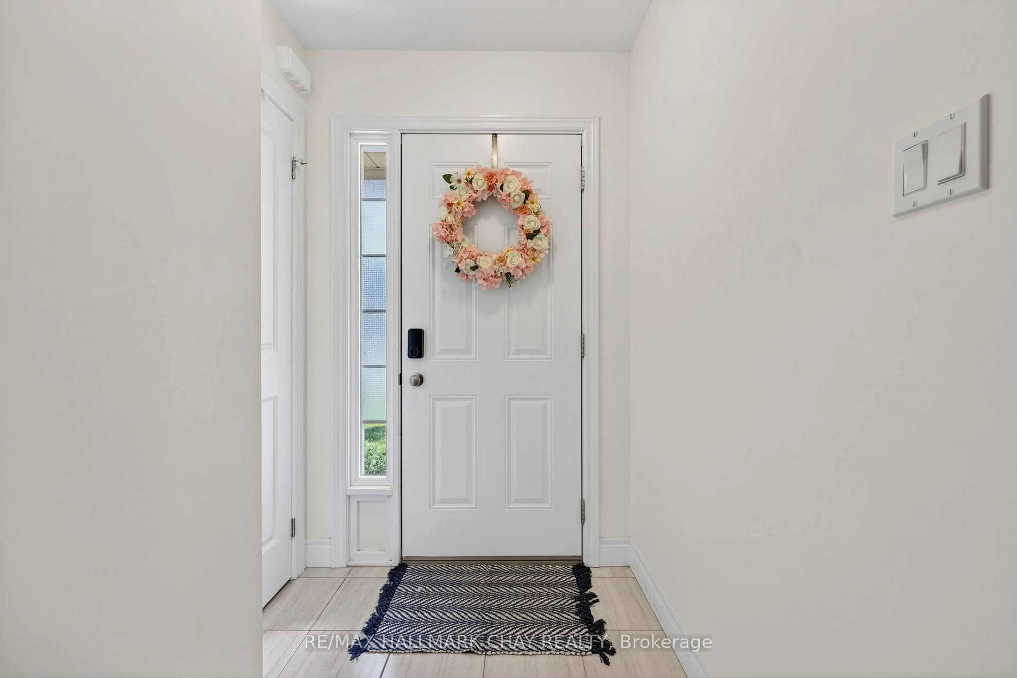 Indoor entryway for 260 Daffodil Crt, Gravenhurst Ontario P1P 0B8