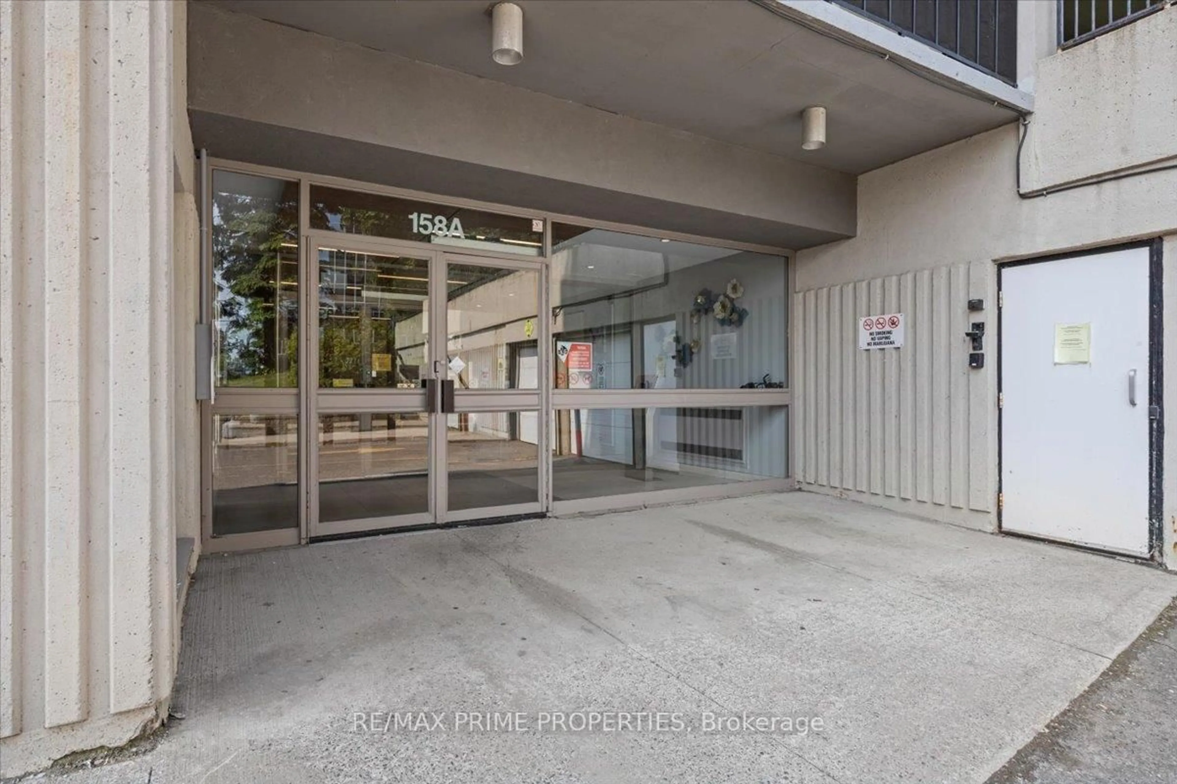 Indoor foyer for 158A Mcarthur Ave #209, Ottawa Ontario K1L 7E7