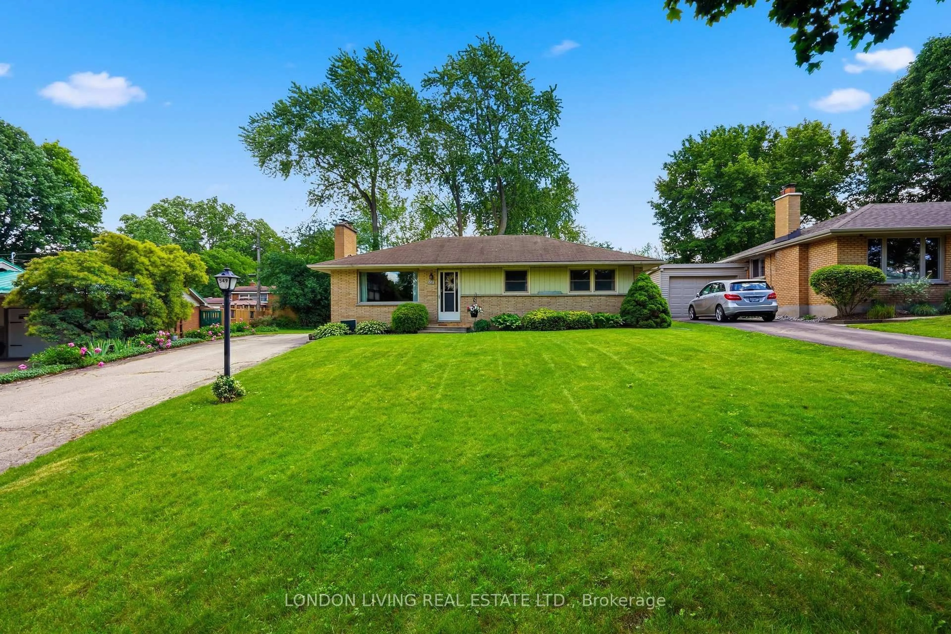 A pic from outside/outdoor area/front of a property/back of a property/a pic from drone, street for 549 Ridgewood Cres, London South Ontario N6J 3J1