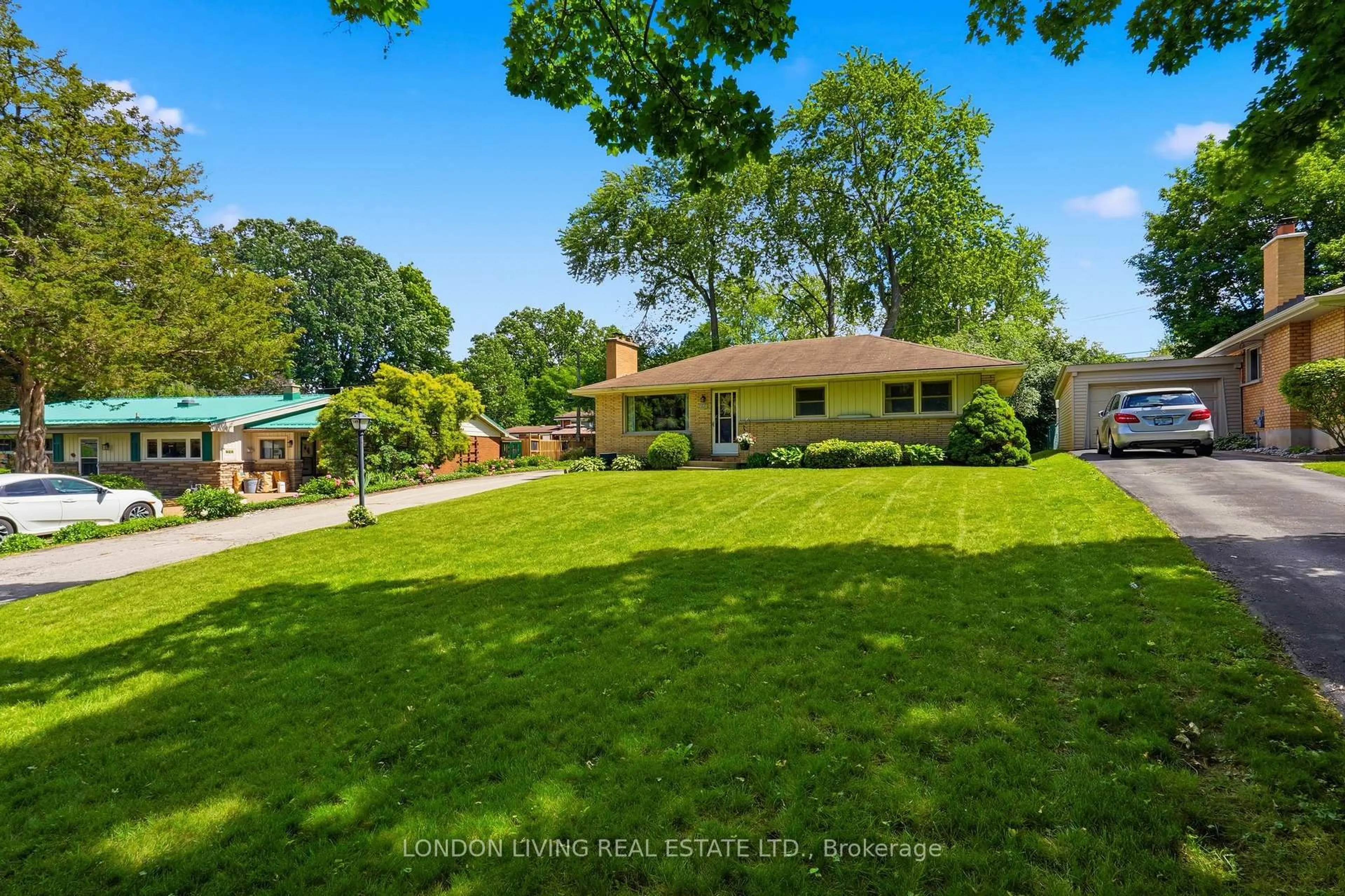 A pic from outside/outdoor area/front of a property/back of a property/a pic from drone, unknown for 549 Ridgewood Cres, London South Ontario N6J 3J1