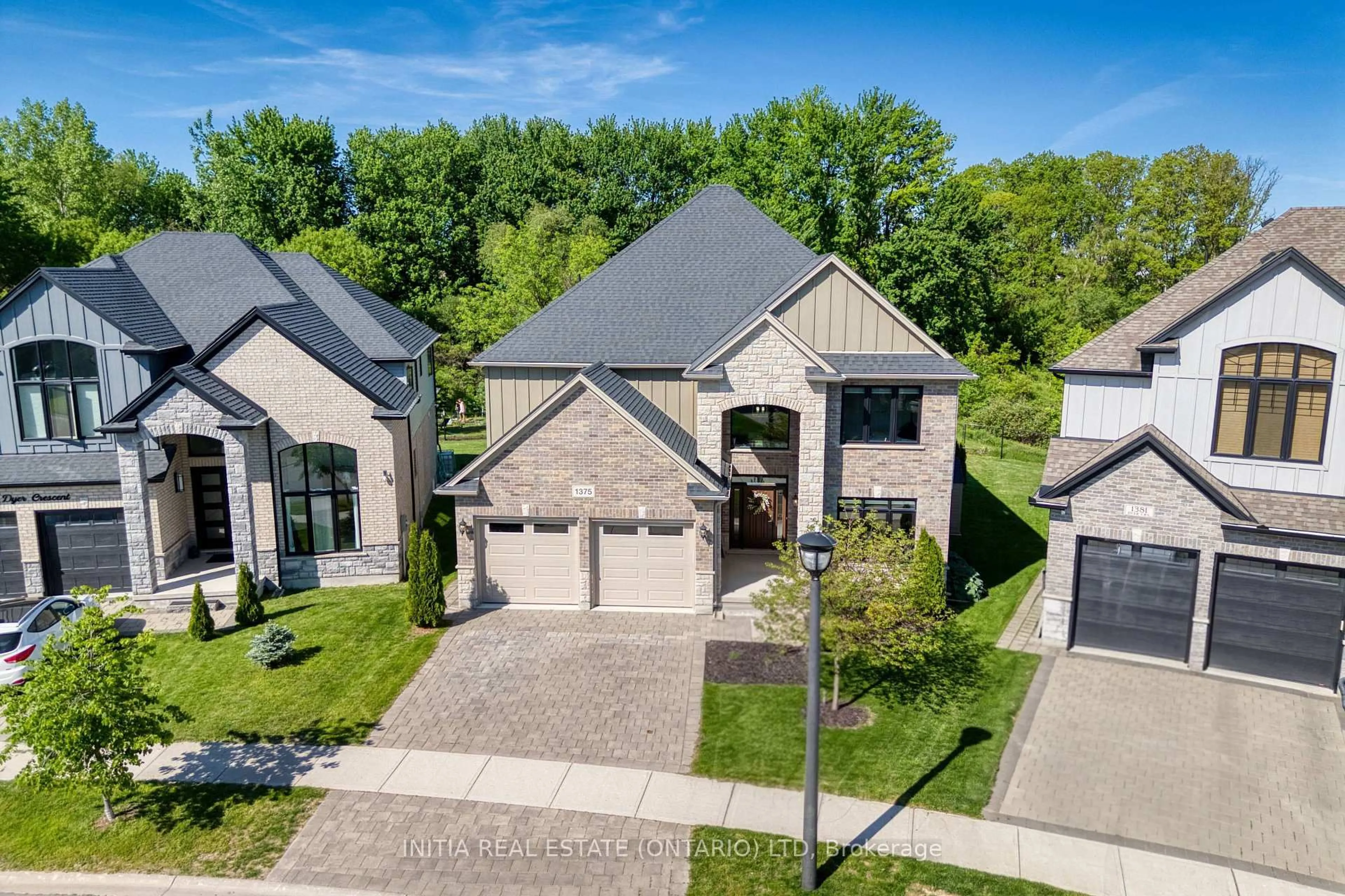 A pic from outside/outdoor area/front of a property/back of a property/a pic from drone, street for 1375 Dyer Cres, London North Ontario N5G 0S6