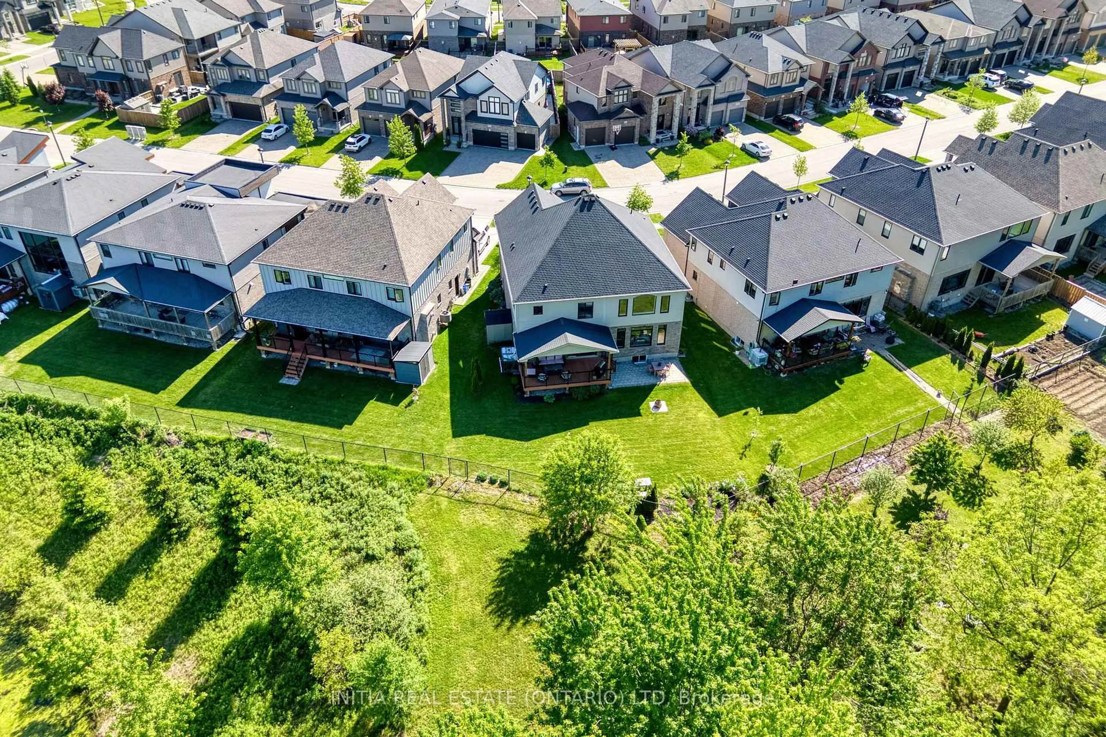 A pic from outside/outdoor area/front of a property/back of a property/a pic from drone, unknown for 1375 Dyer Cres, London North Ontario N5G 0S6