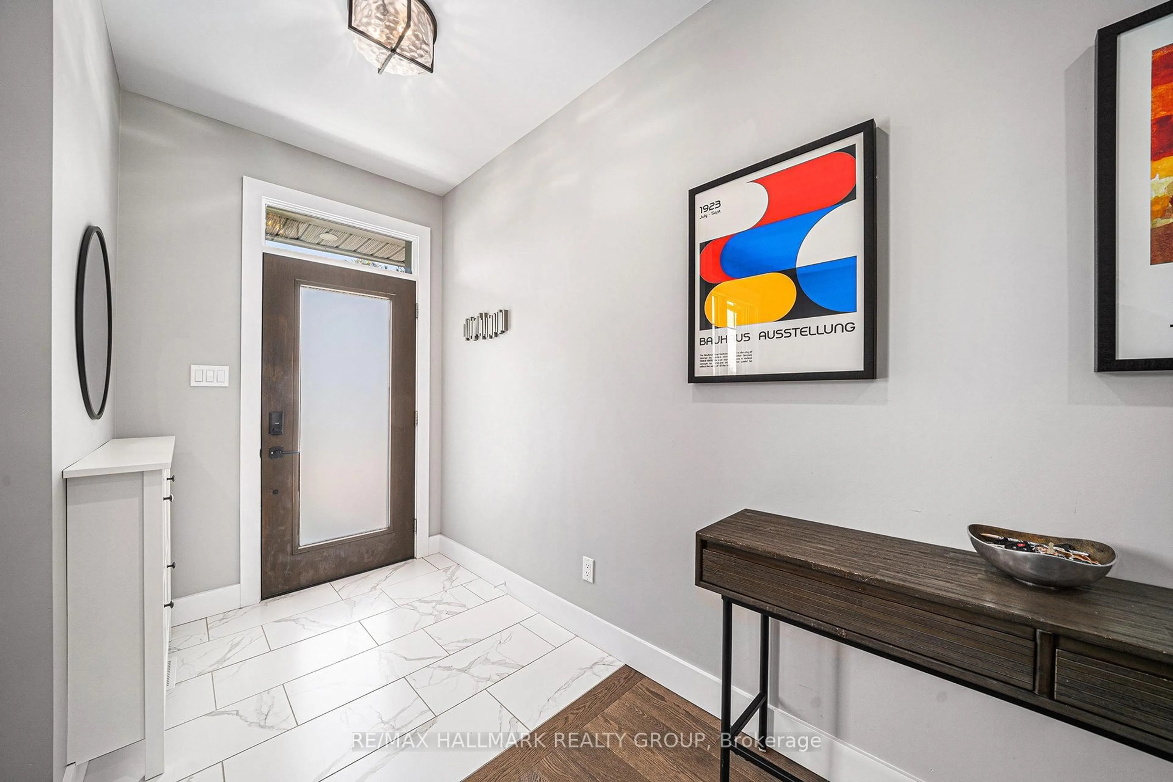 Indoor entryway for 17 Leeming Dr, Nepean Ontario K2H 5P6