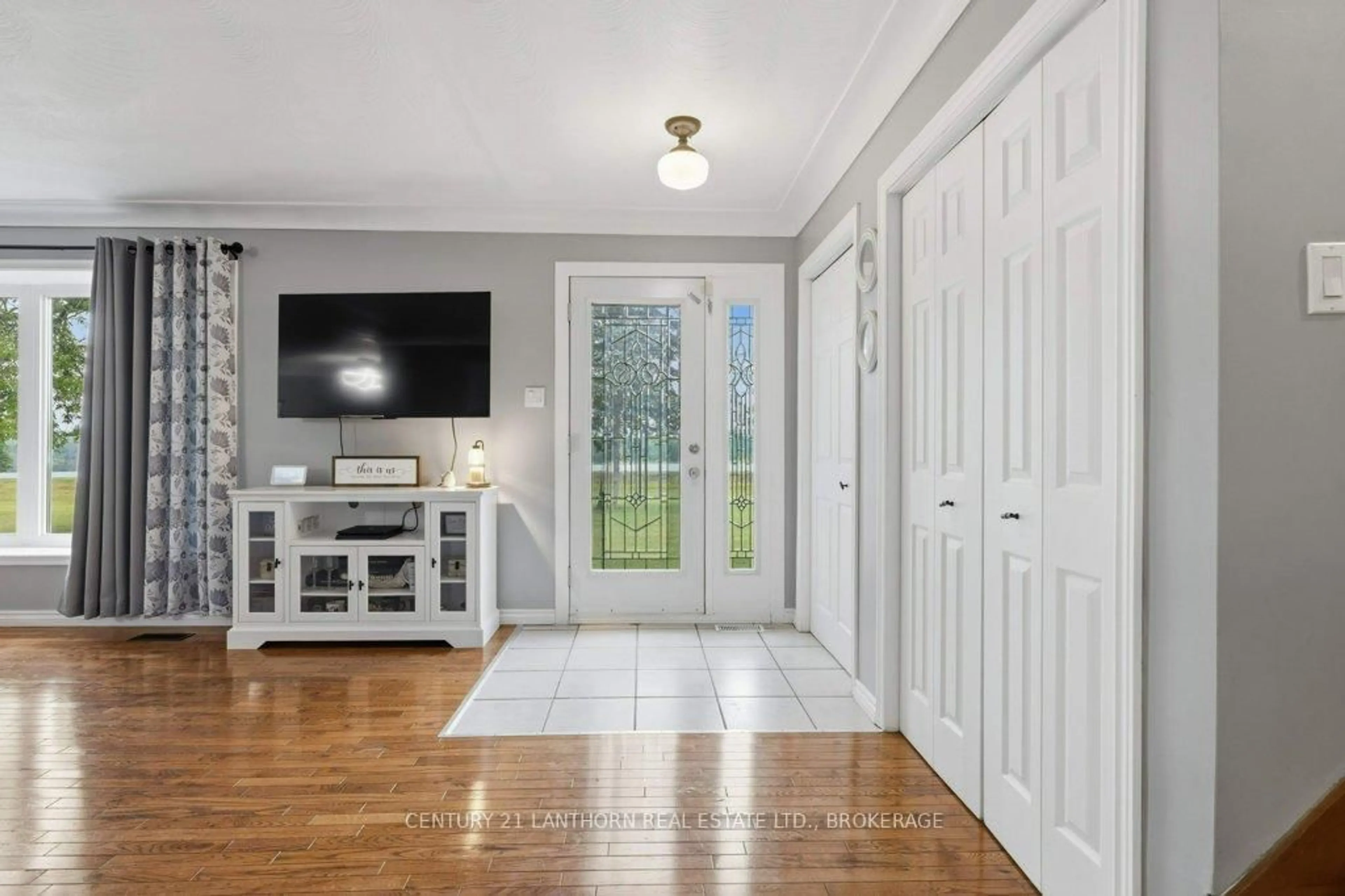 Indoor entryway for 942 County 1 Rd, Plantagenet Ontario K7R 3L2