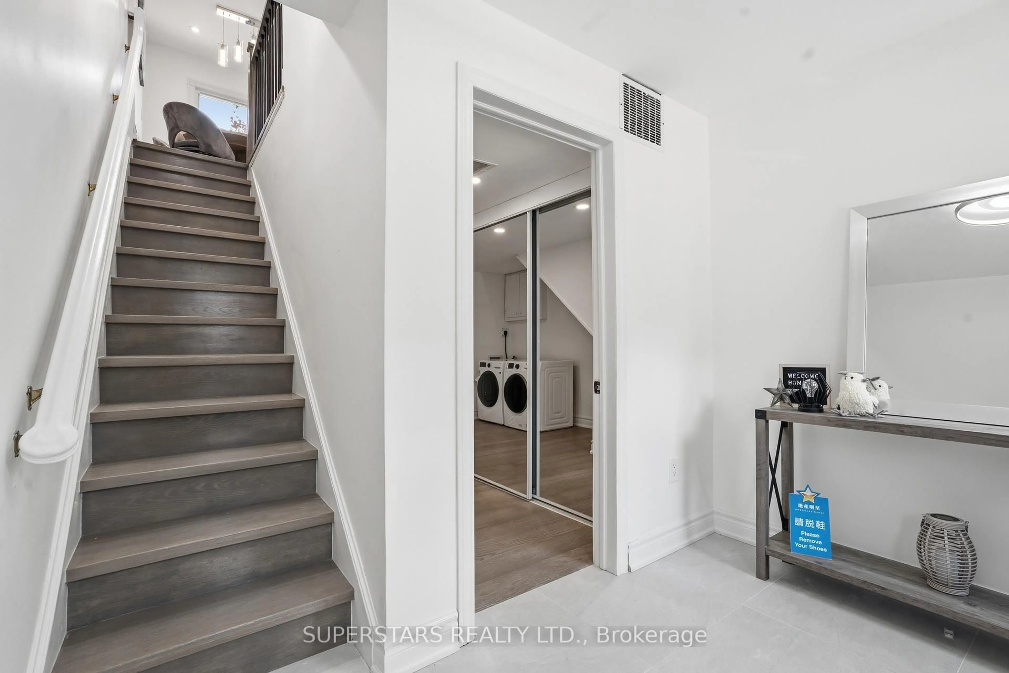 Indoor entryway for 68 Magill St, Hamilton Ontario L8R 2Y5