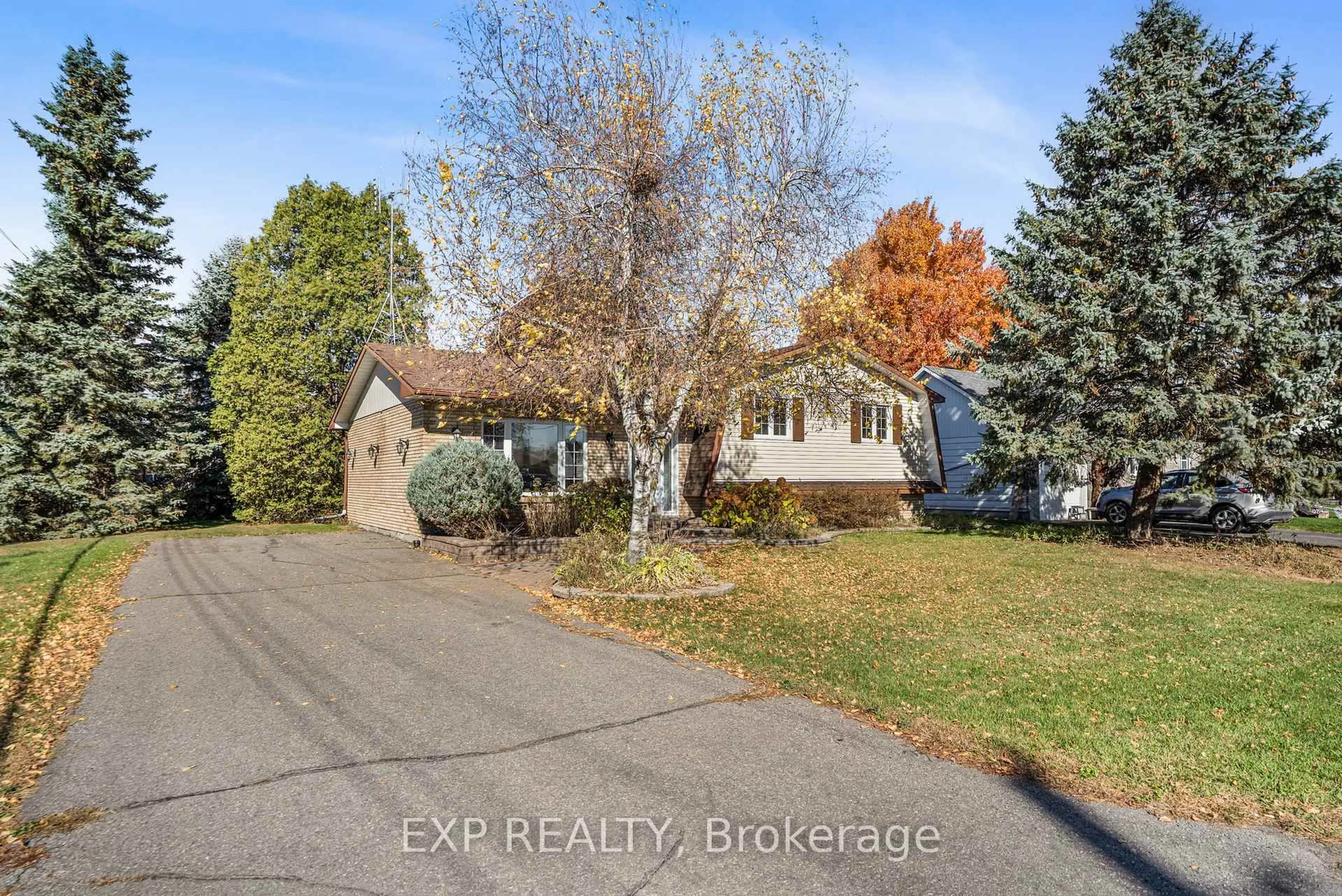 A pic from outside/outdoor area/front of a property/back of a property/a pic from drone, street for 5 ALBERT St, Casselman Ontario K0A 1M0