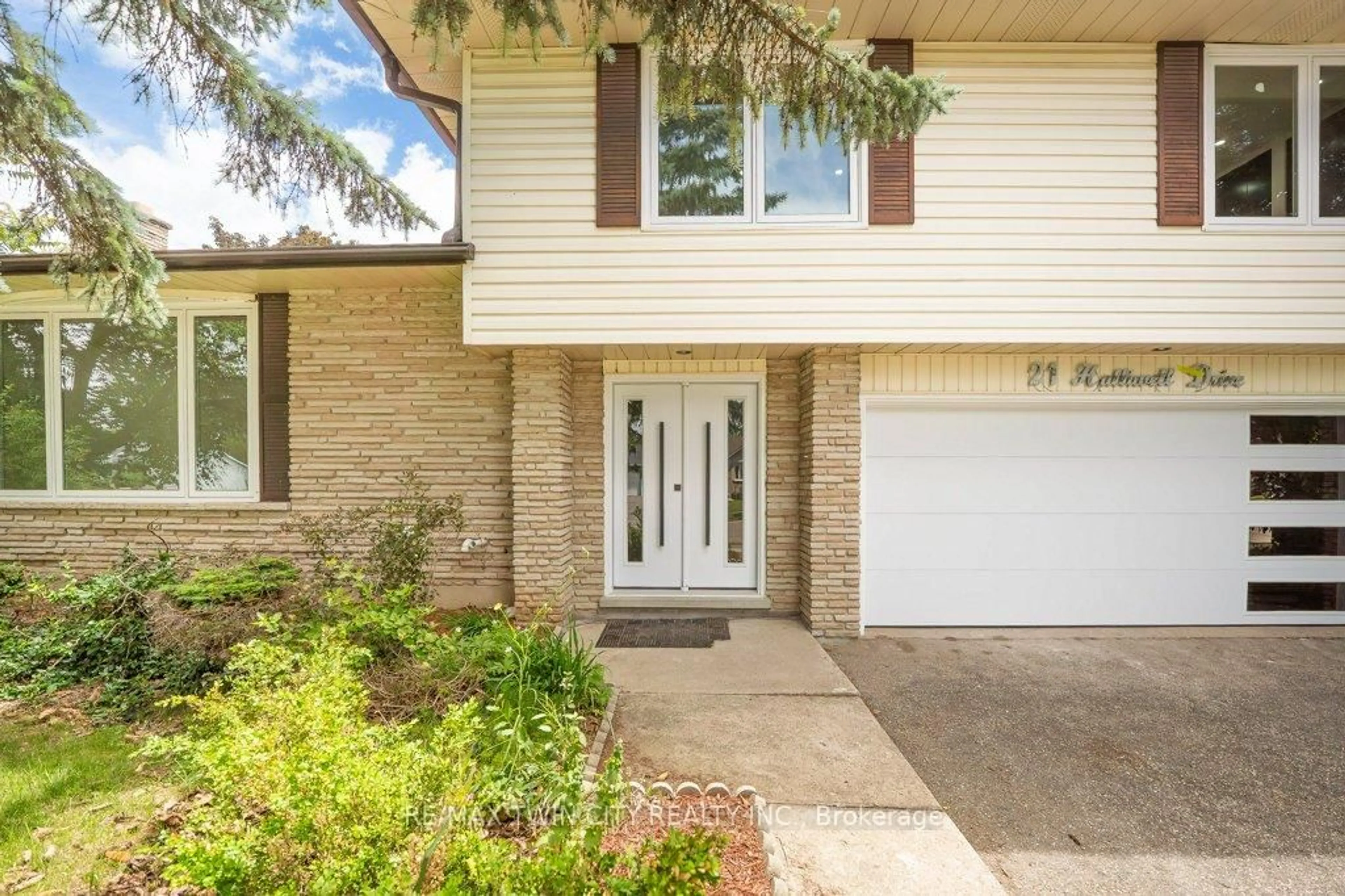 Home with brick exterior material, street for 21 Halliwell Dr, Kitchener Ontario N2B 2M5