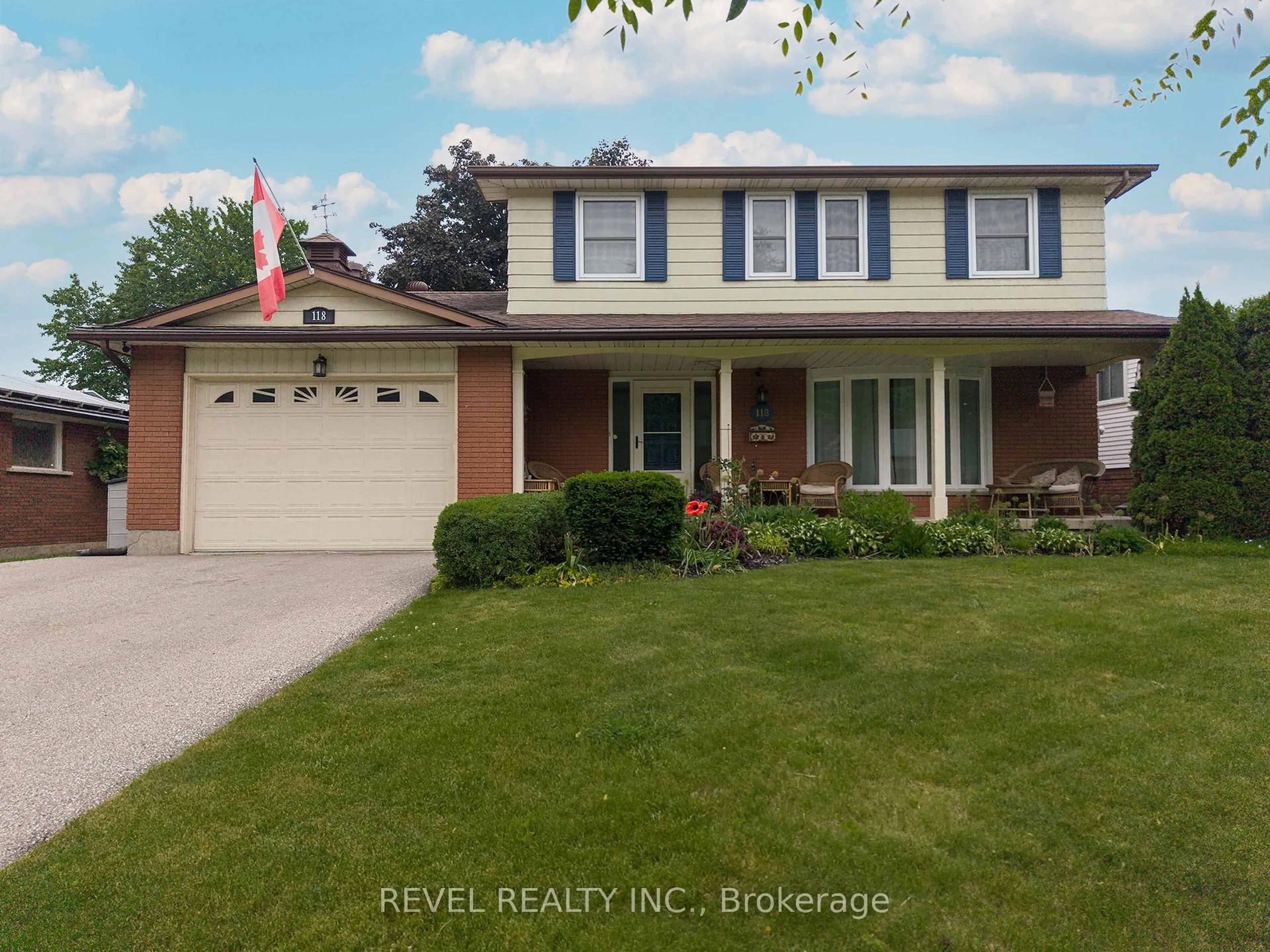Home with vinyl exterior material, street for 118 Greenfield Rd, Brantford Ontario N3R 7C8