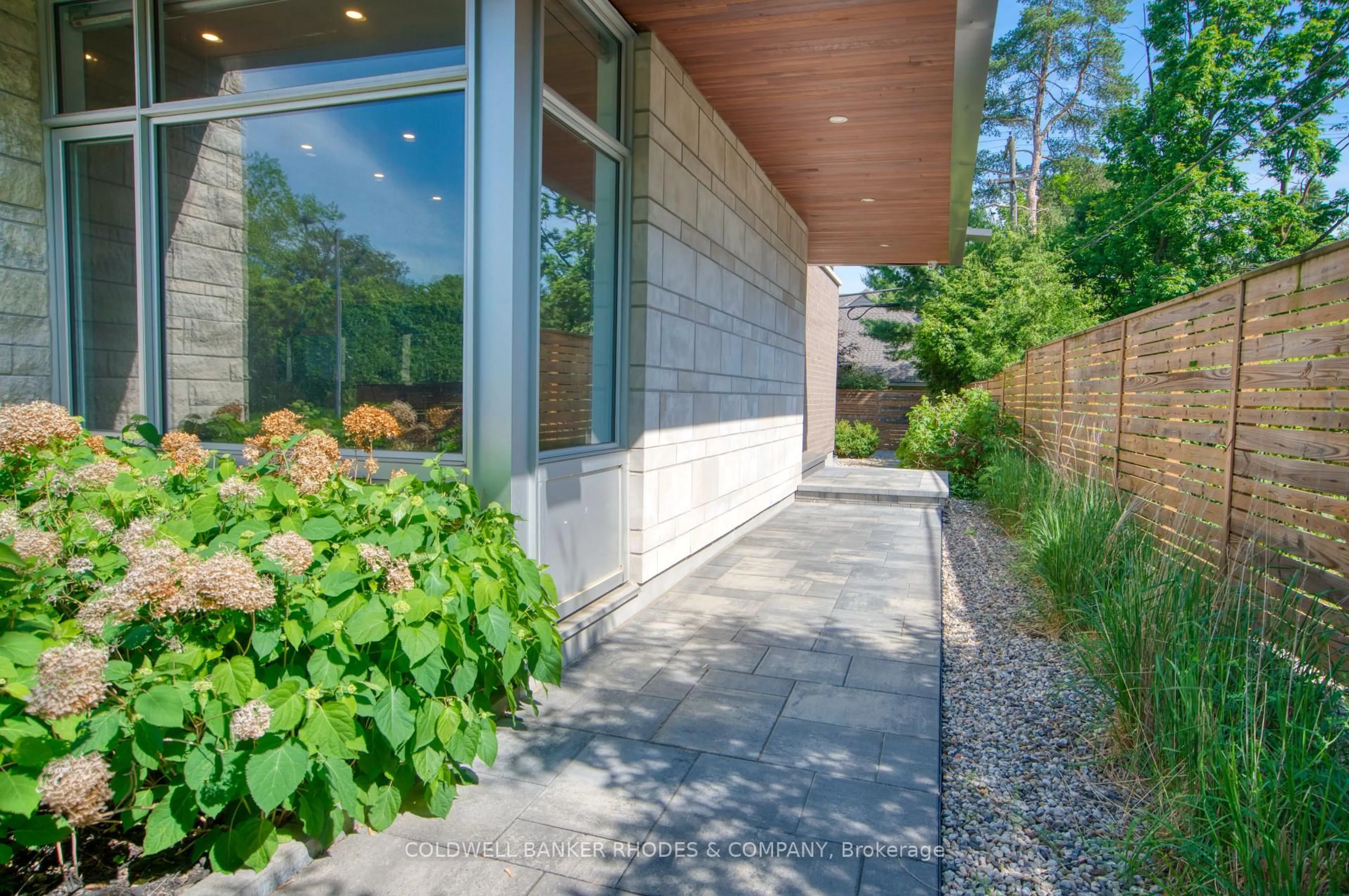 Patio, street for 379 Crestview Rd, Ottawa Ontario K1H 5G7