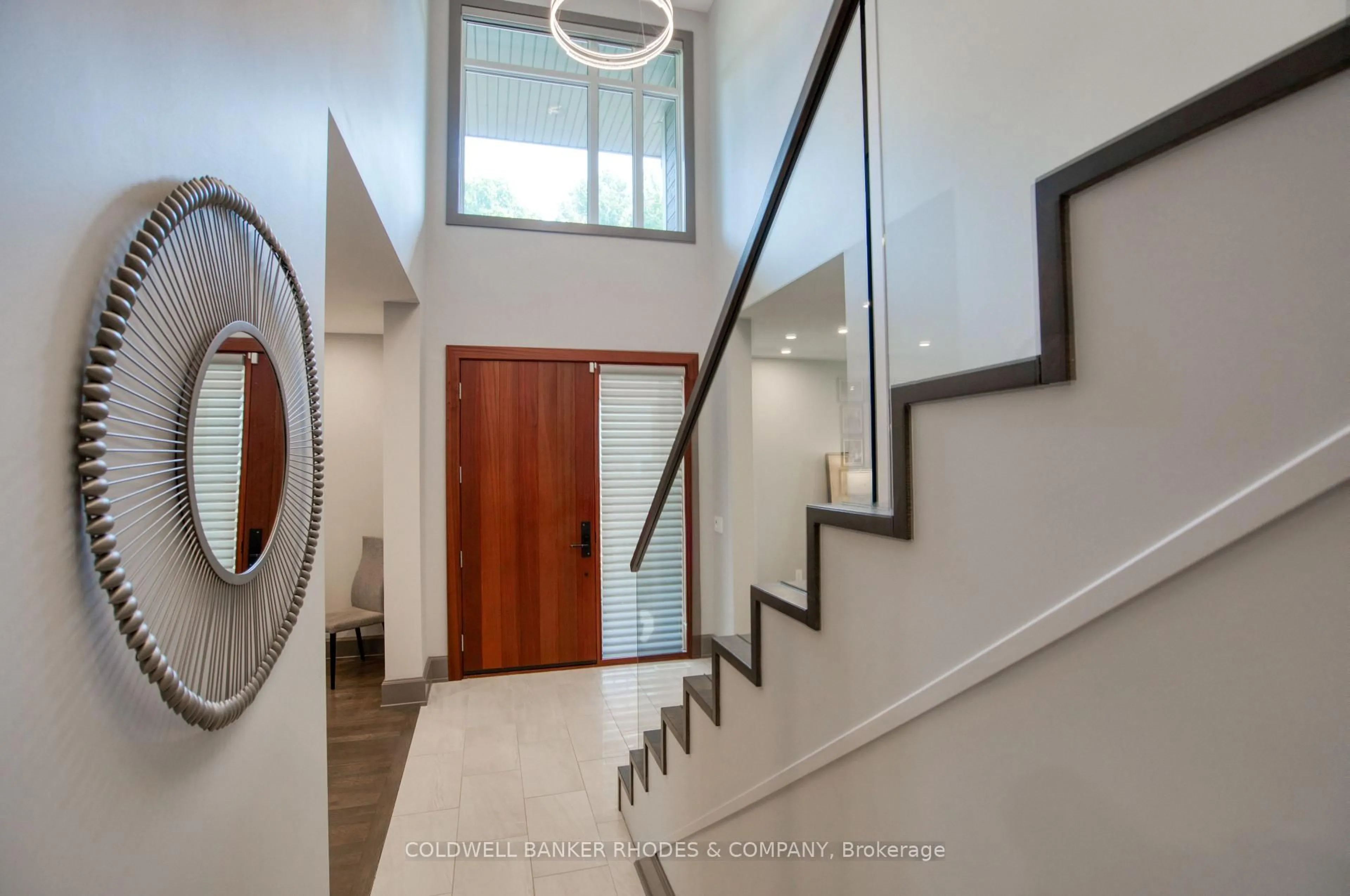 Indoor foyer for 379 Crestview Rd, Ottawa Ontario K1H 5G7