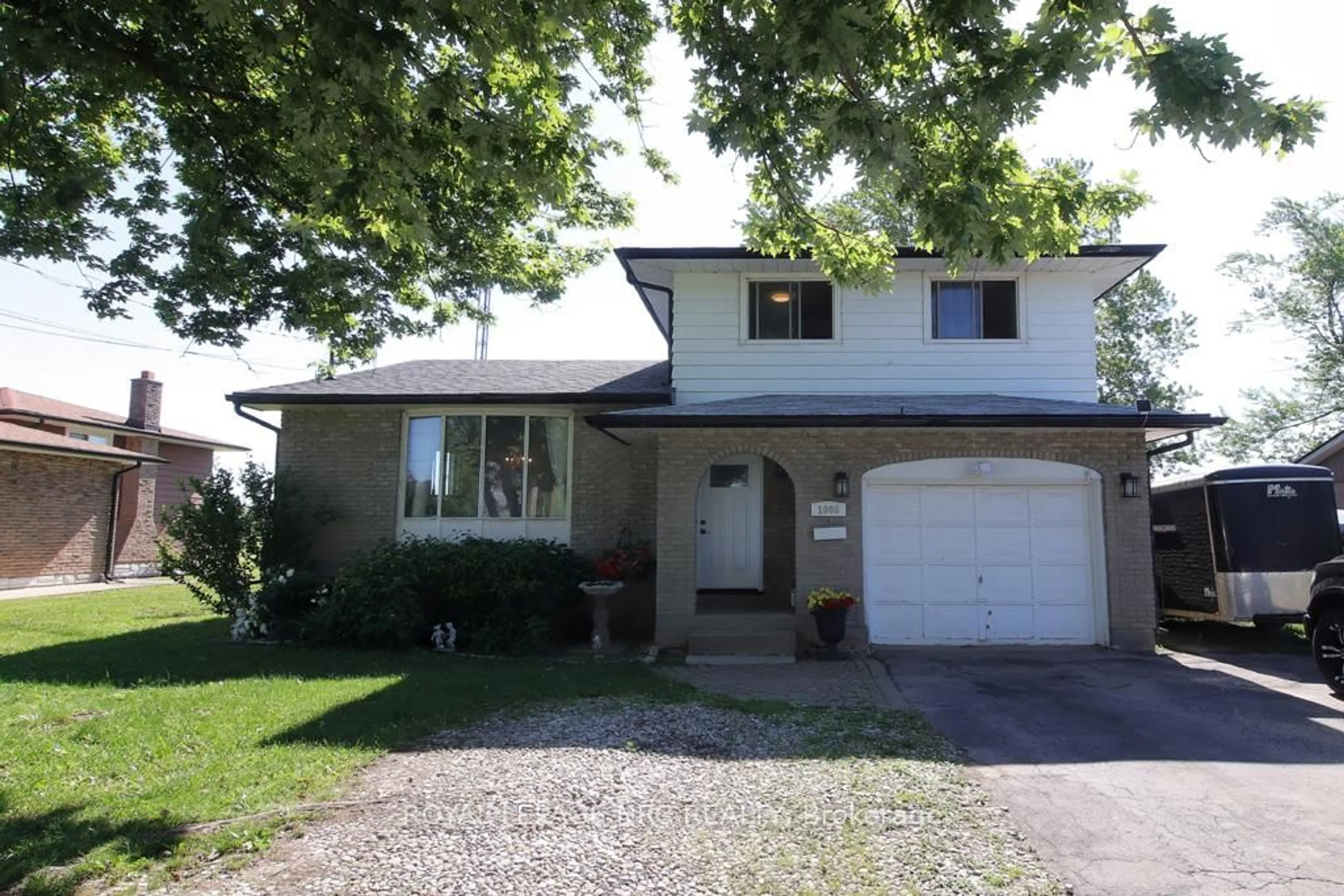 Home with vinyl exterior material, street for 1006 Crescent Rd, Fort Erie Ontario L2A 5X6