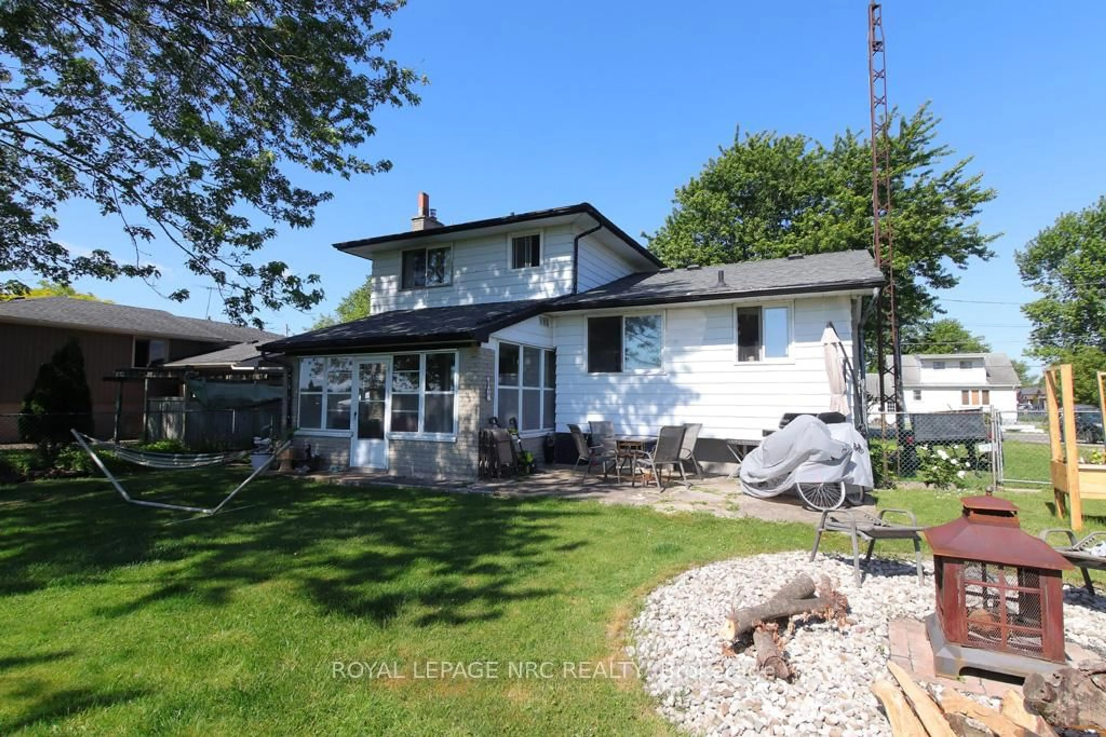 A pic from outside/outdoor area/front of a property/back of a property/a pic from drone, unknown for 1006 Crescent Rd, Fort Erie Ontario L2A 5X6