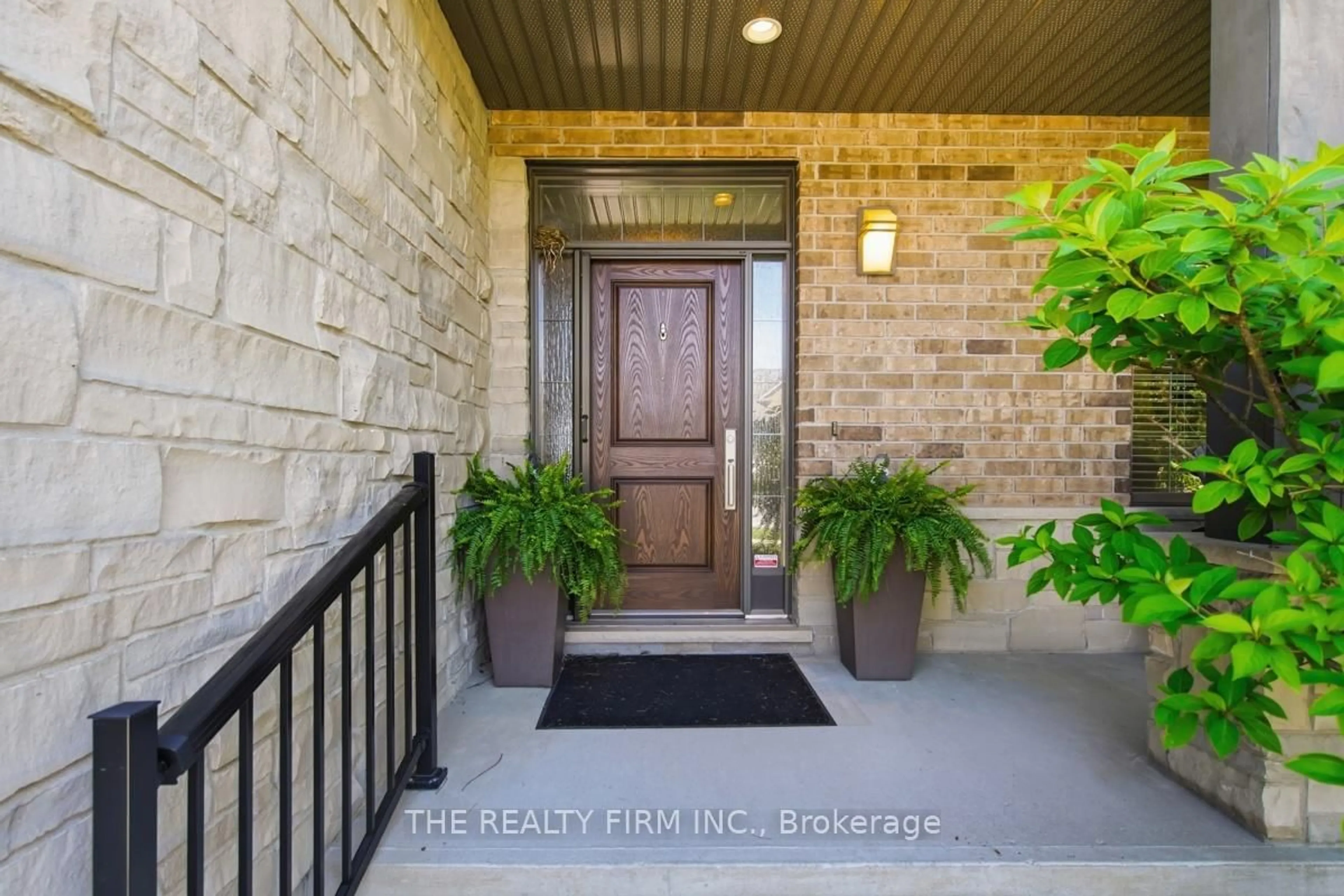 Indoor entryway for 1918 Ironwood Rd, London South Ontario N6K 5C9