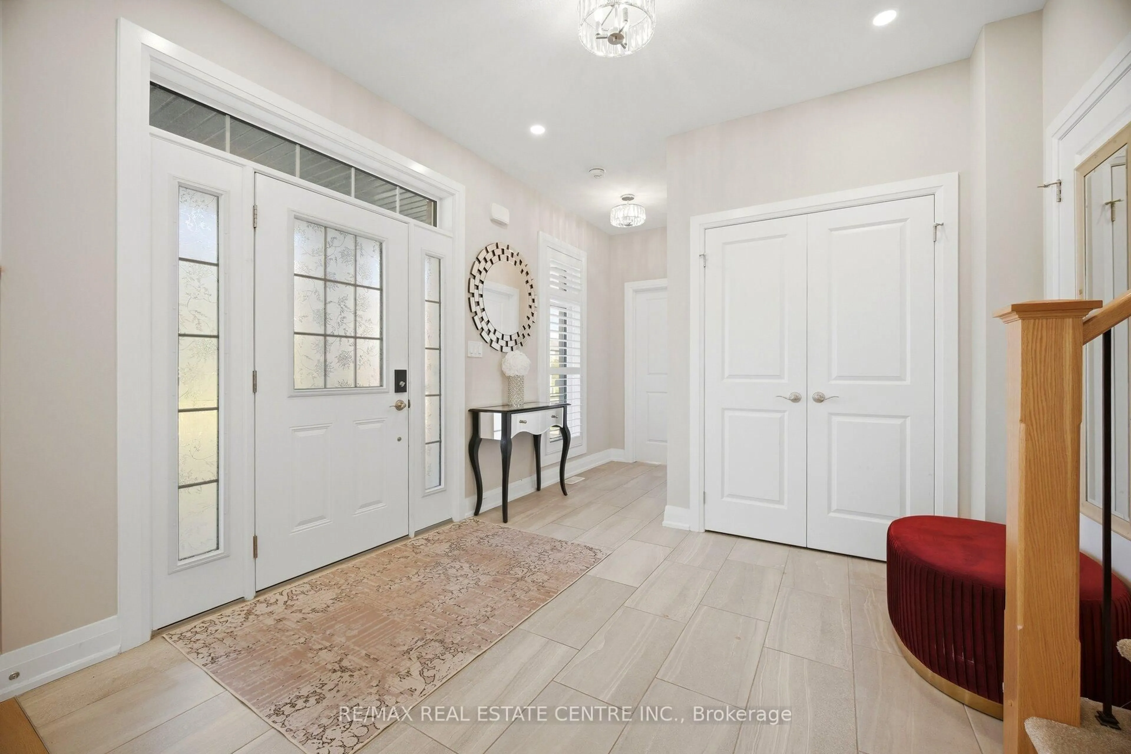 Indoor entryway for 127 Monarch Woods Dr, Kitchener Ontario N2P 2Y9