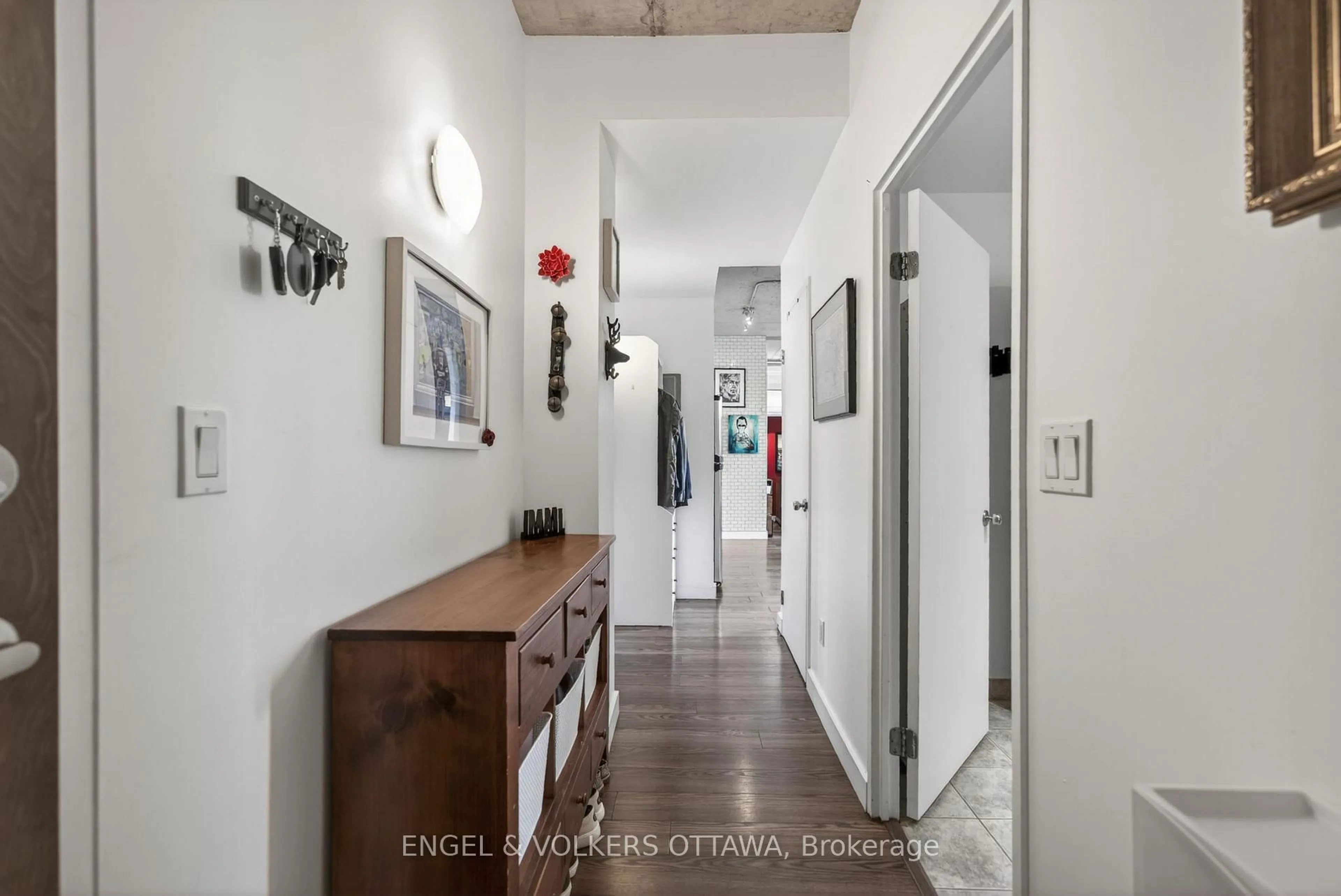 Indoor foyer for 383 Cumberland St #704, Ottawa Ontario K1N 1J7