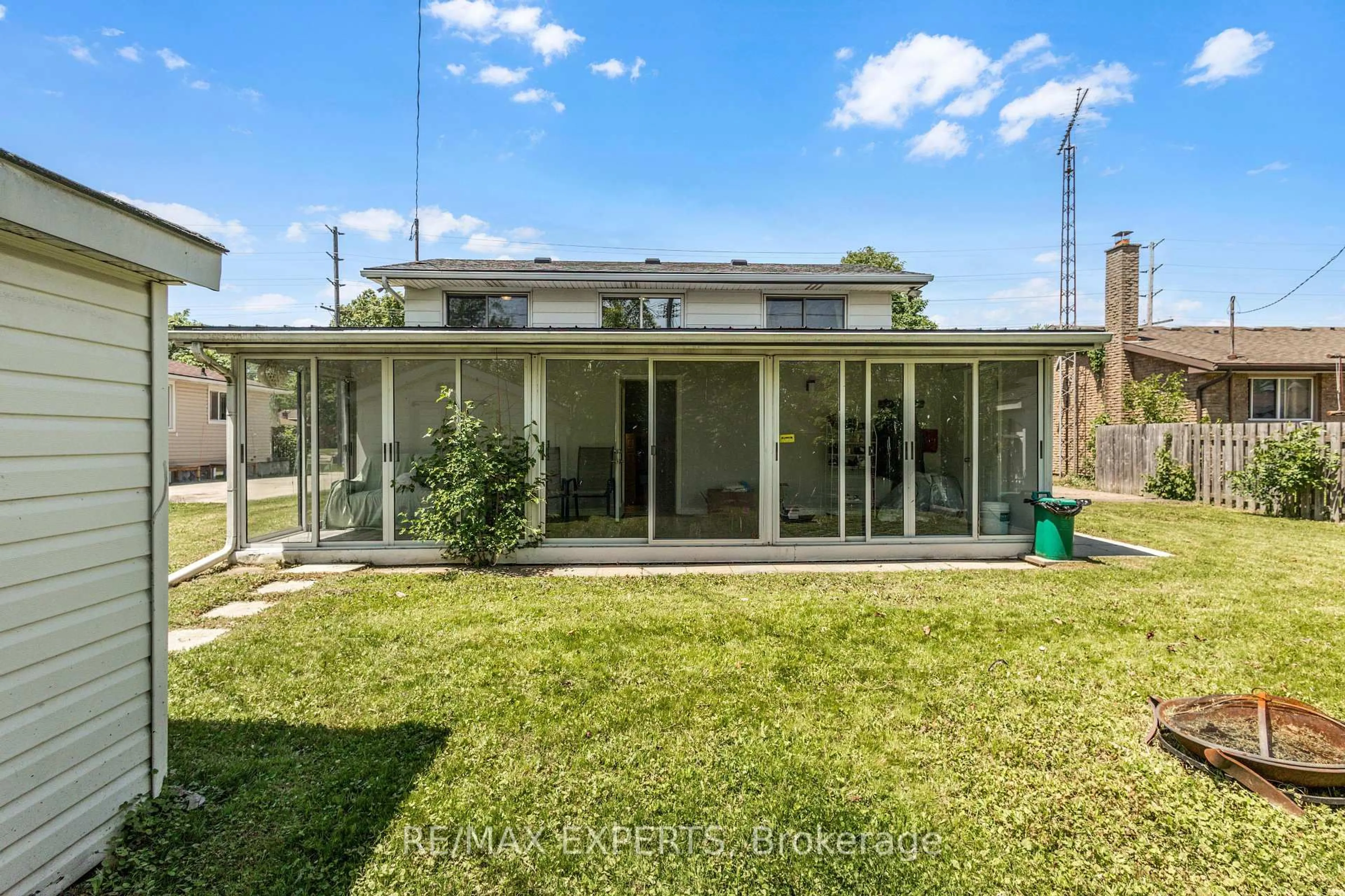 A pic from outside/outdoor area/front of a property/back of a property/a pic from drone, street for 360 First Ave, Welland Ontario L3C 5Y9
