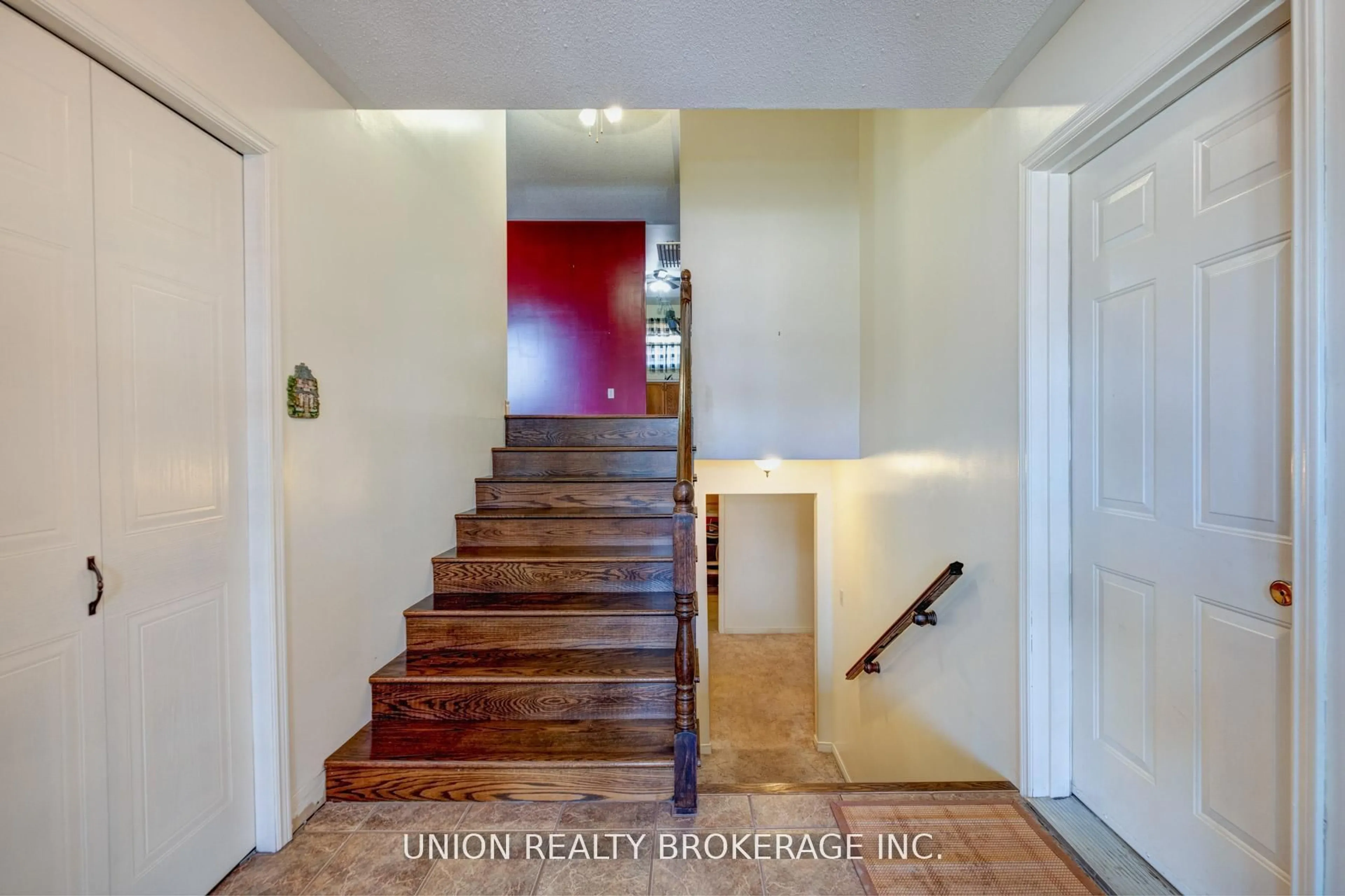 Indoor entryway for 18 Birch Cres, Kawartha Lakes Ontario K0M 1A0