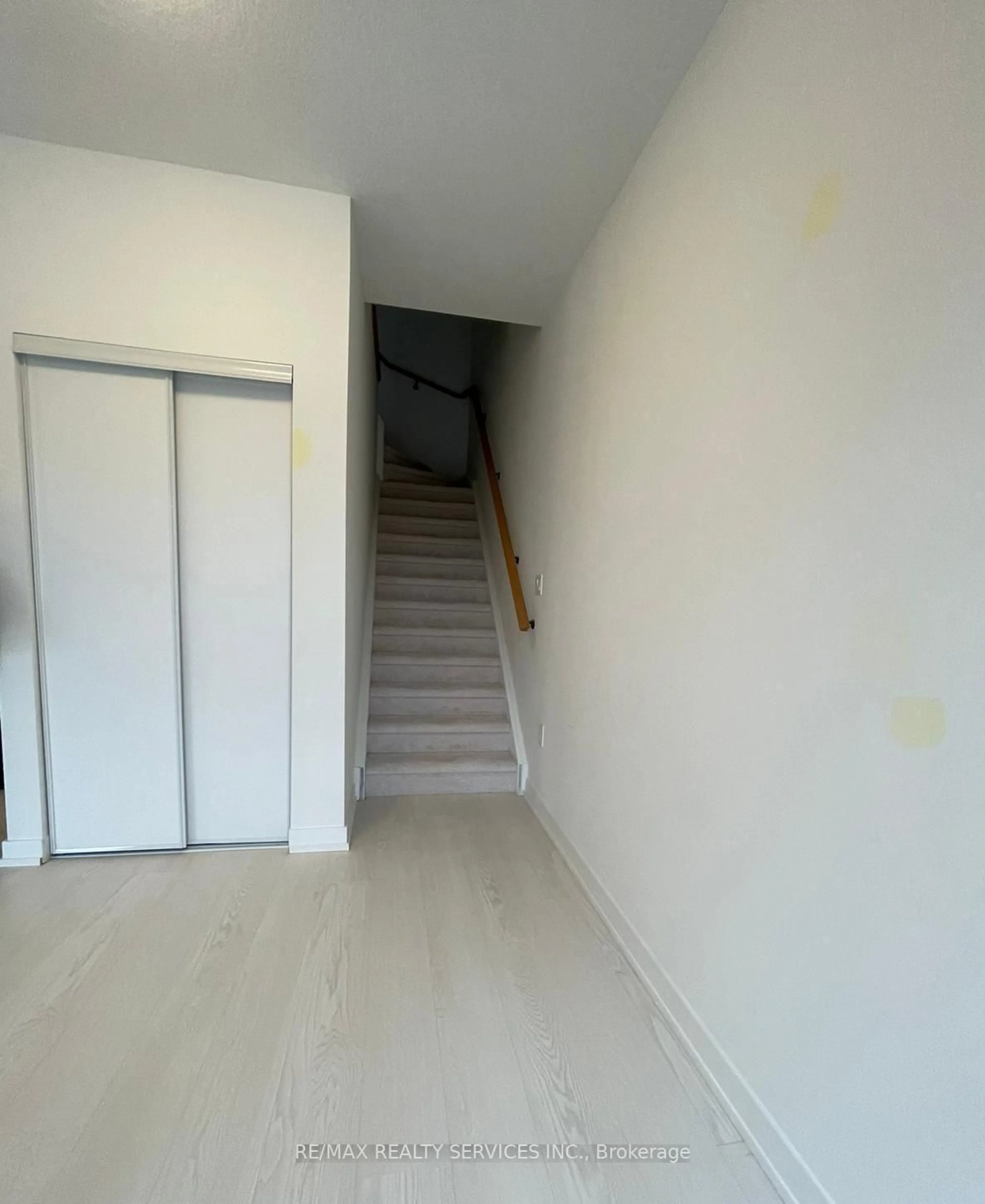 Unknown for 10 PALACE St #C11, Kitchener Ontario N2E 0J3