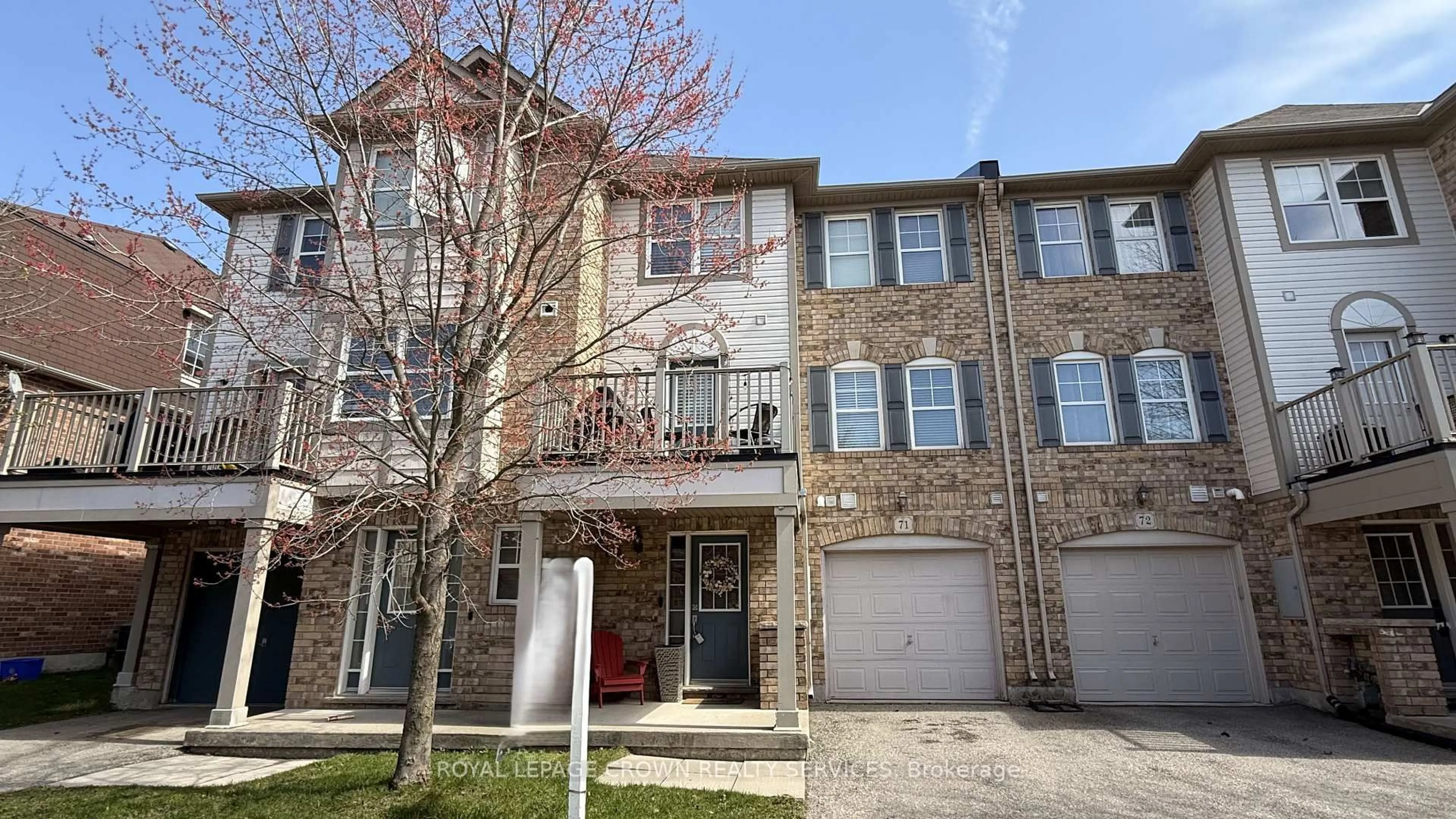 A pic from outside/outdoor area/front of a property/back of a property/a pic from drone, street for 71 Garth Massey Dr #71, Cambridge Ontario N1T 2G8