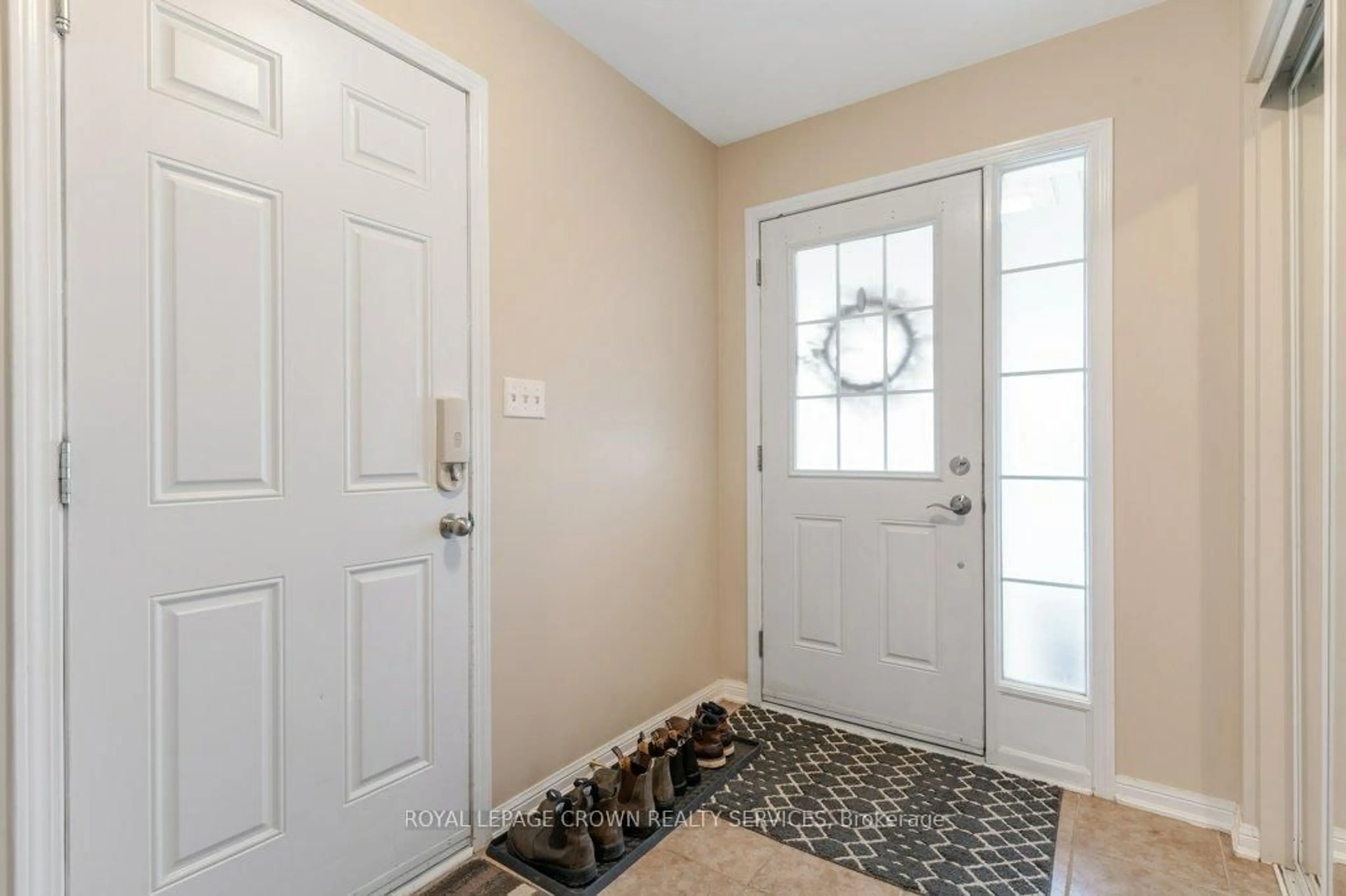 Indoor entryway for 71 Garth Massey Dr #71, Cambridge Ontario N1T 2G8