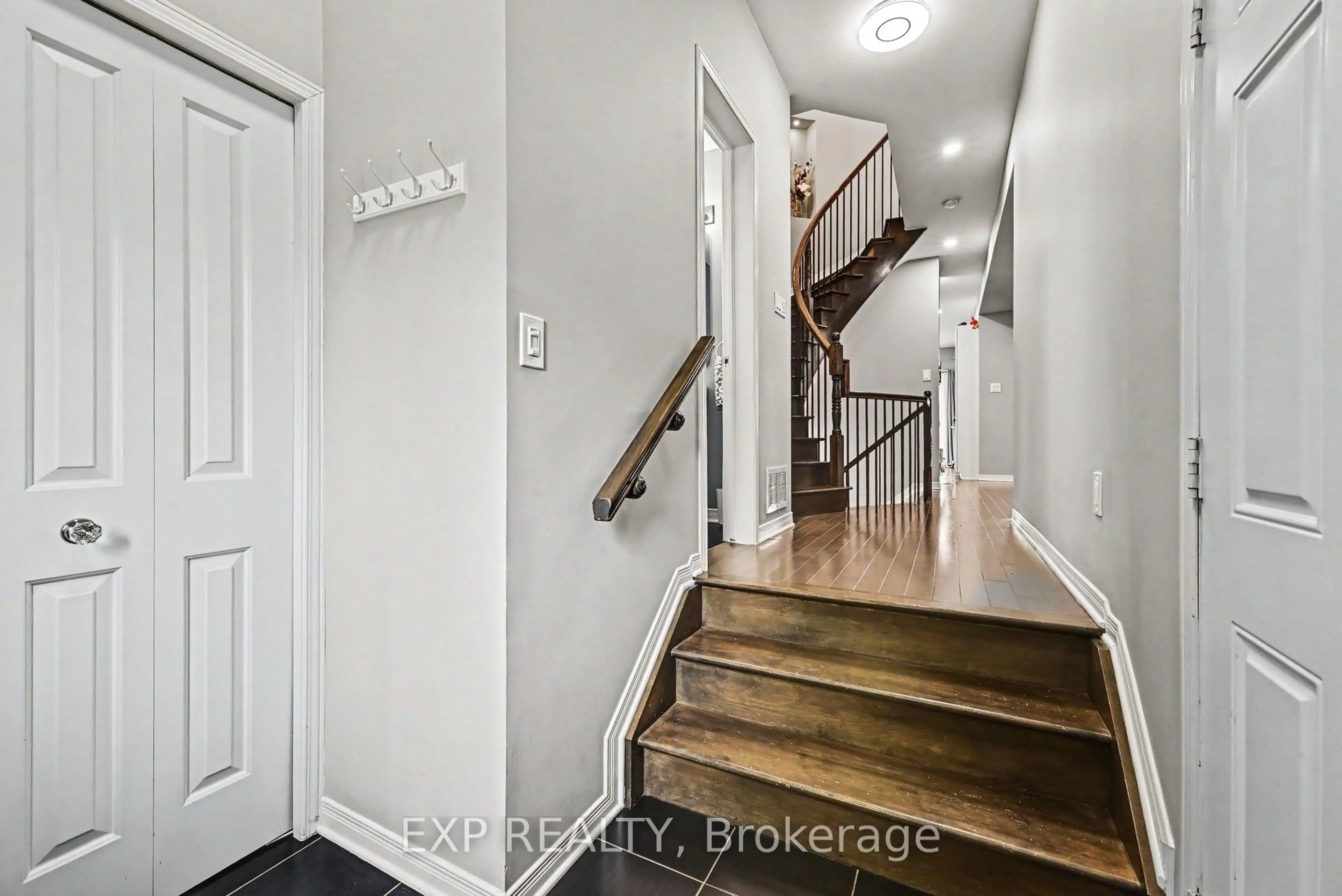 Indoor entryway for 930 Torovin Private, Ottawa Ontario K1B 0A7