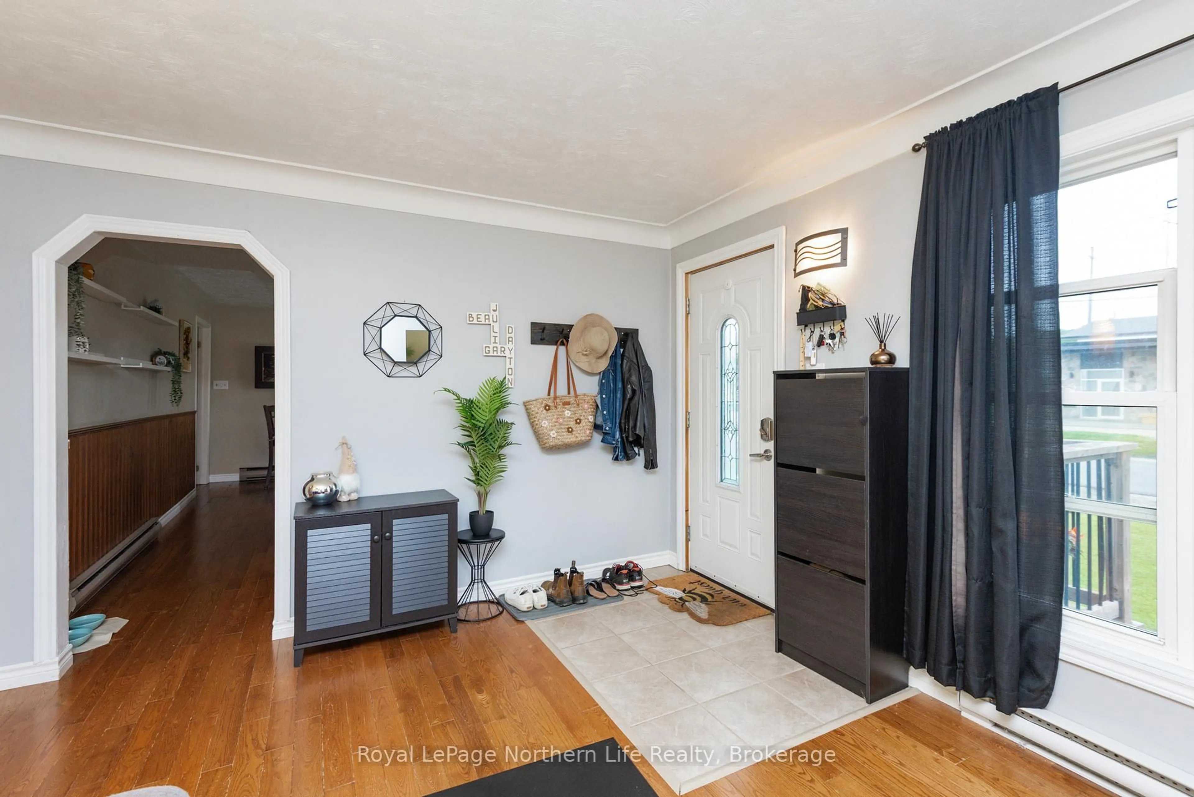 Indoor entryway for 1764 Mckeown Ave, North Bay Ontario P1B 7N3