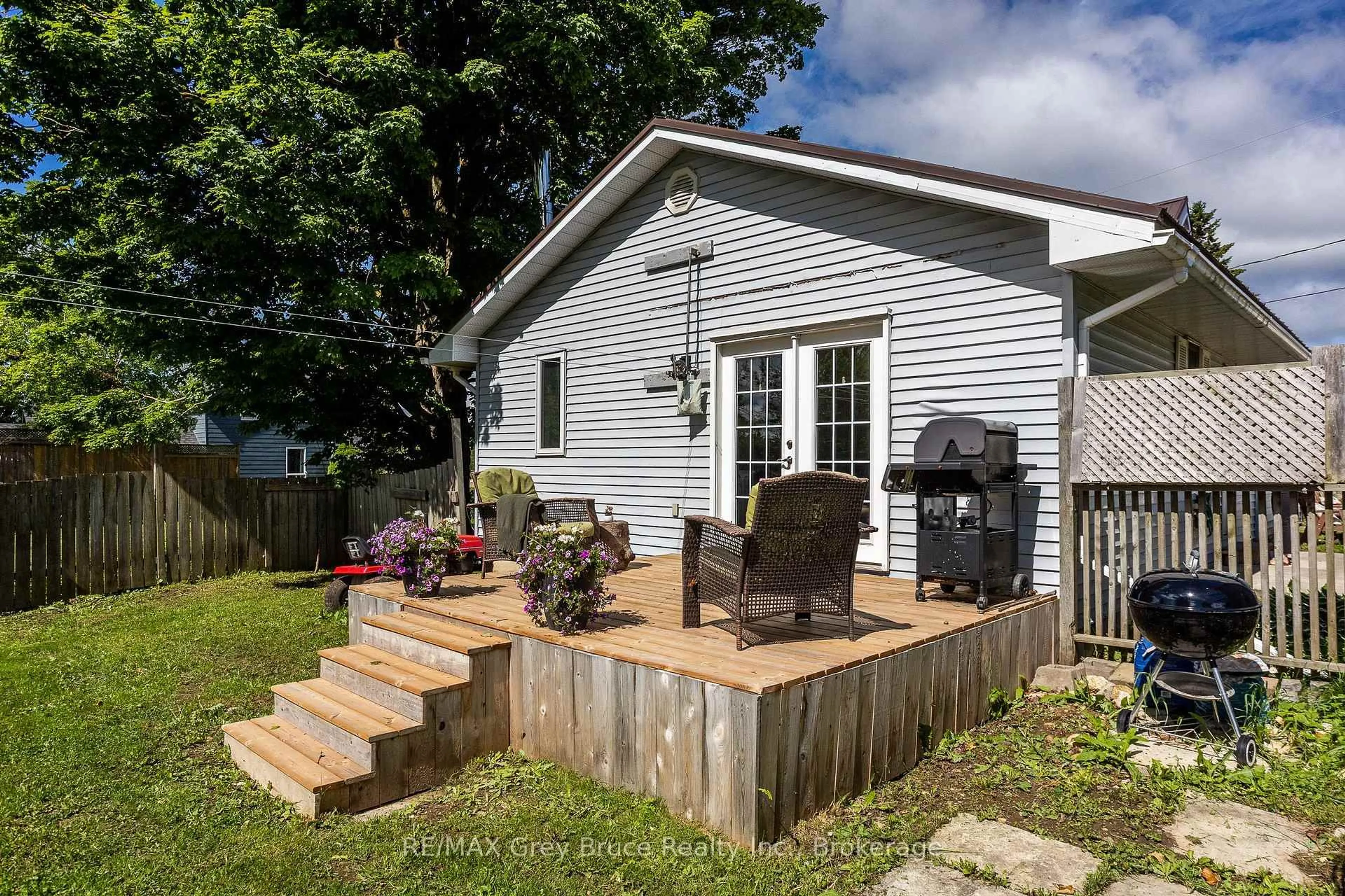 Patio, street for 160 Grey St, Southgate Ontario N0C 1B0