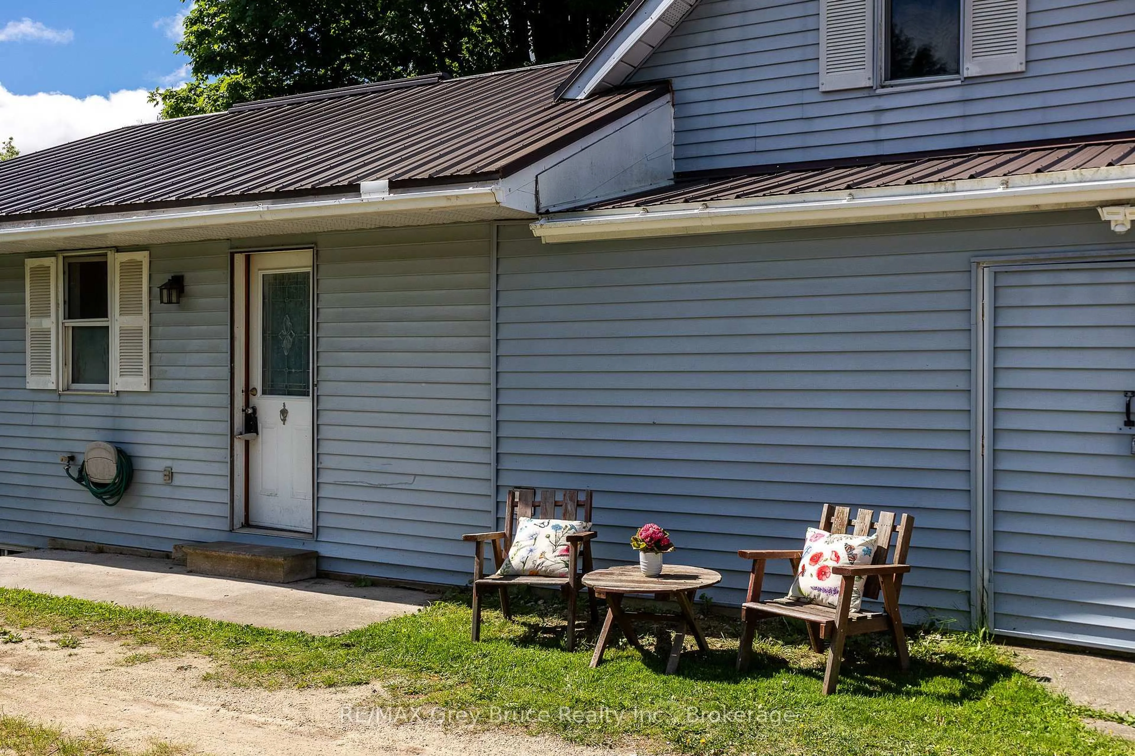 Patio, street for 160 Grey St, Southgate Ontario N0C 1B0