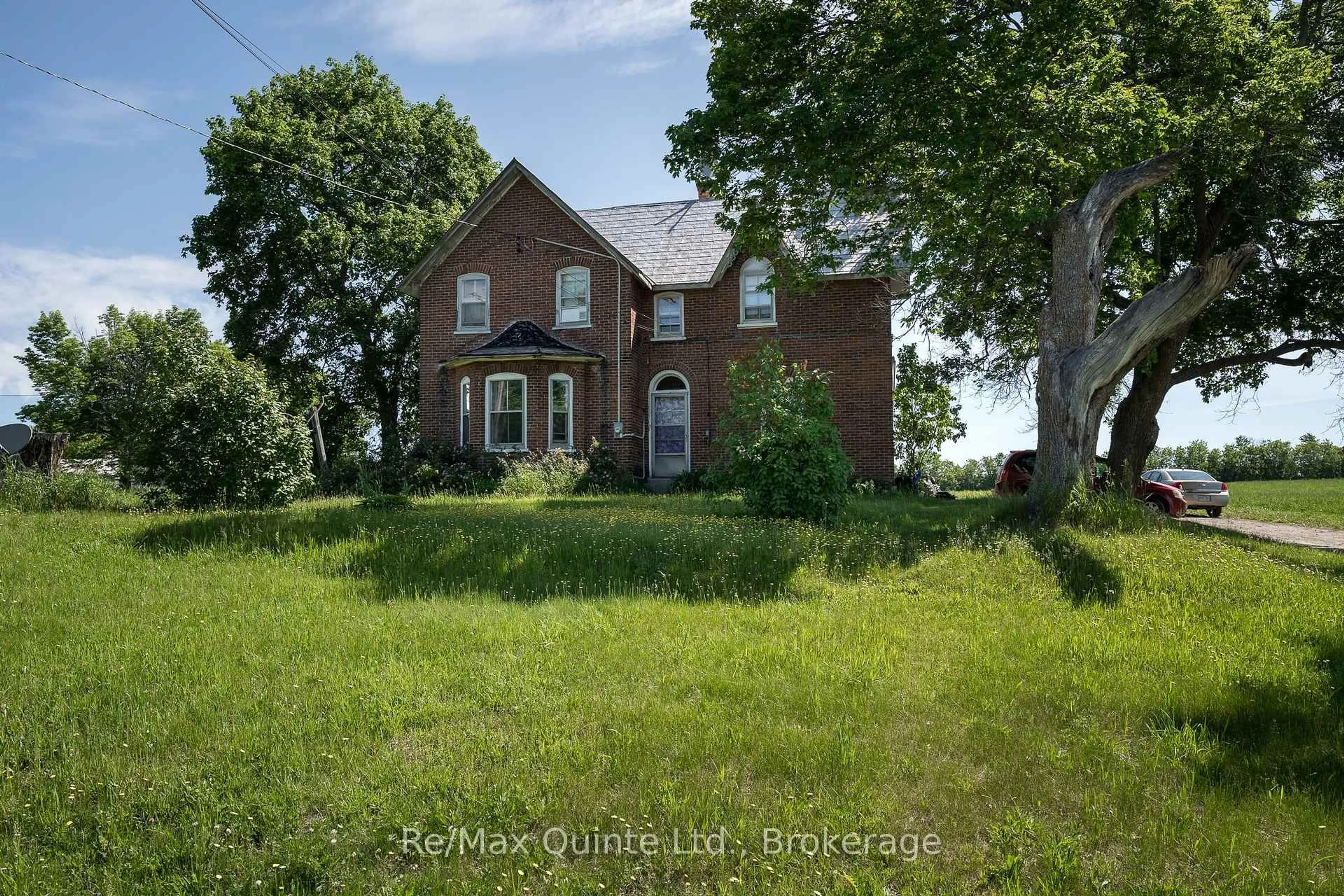 A pic from outside/outdoor area/front of a property/back of a property/a pic from drone, building for 10 Declair Rd, Tweed Ontario K0K 3J0