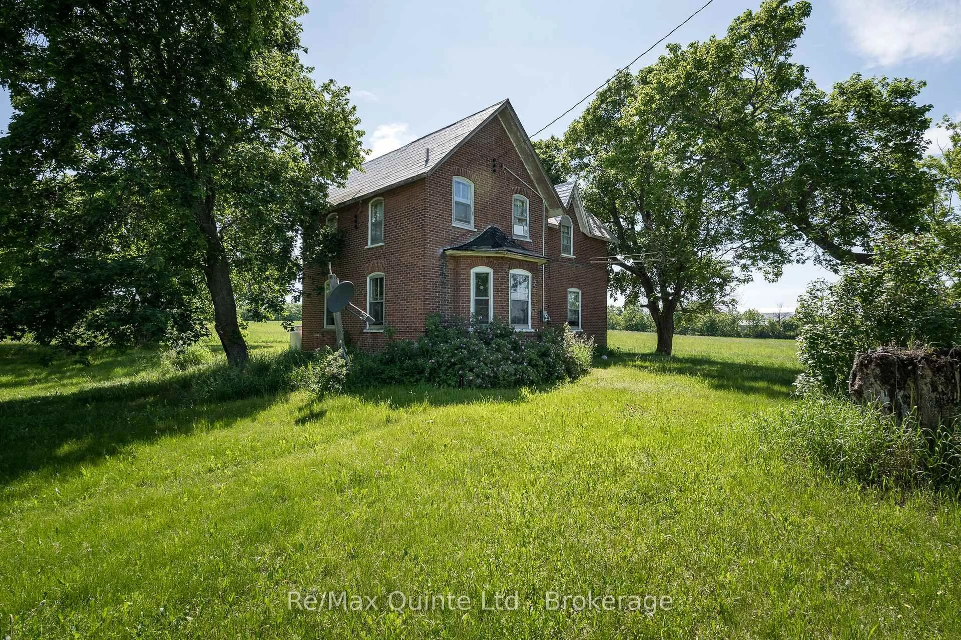 A pic from outside/outdoor area/front of a property/back of a property/a pic from drone, building for 10 Declair Rd, Tweed Ontario K0K 3J0