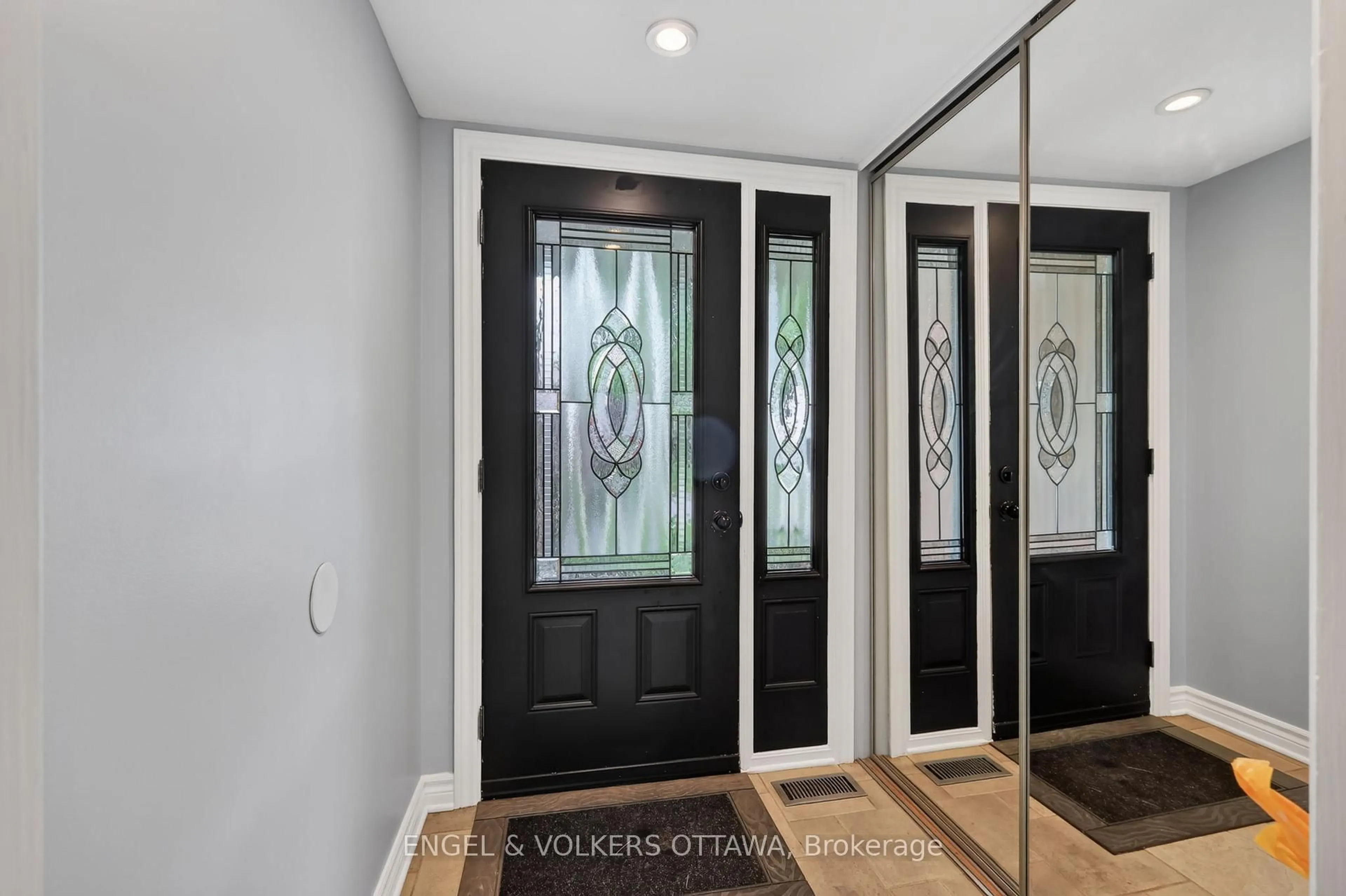Indoor entryway for 1 Blueridge Crt, Ottawa Ontario K2J 2J3
