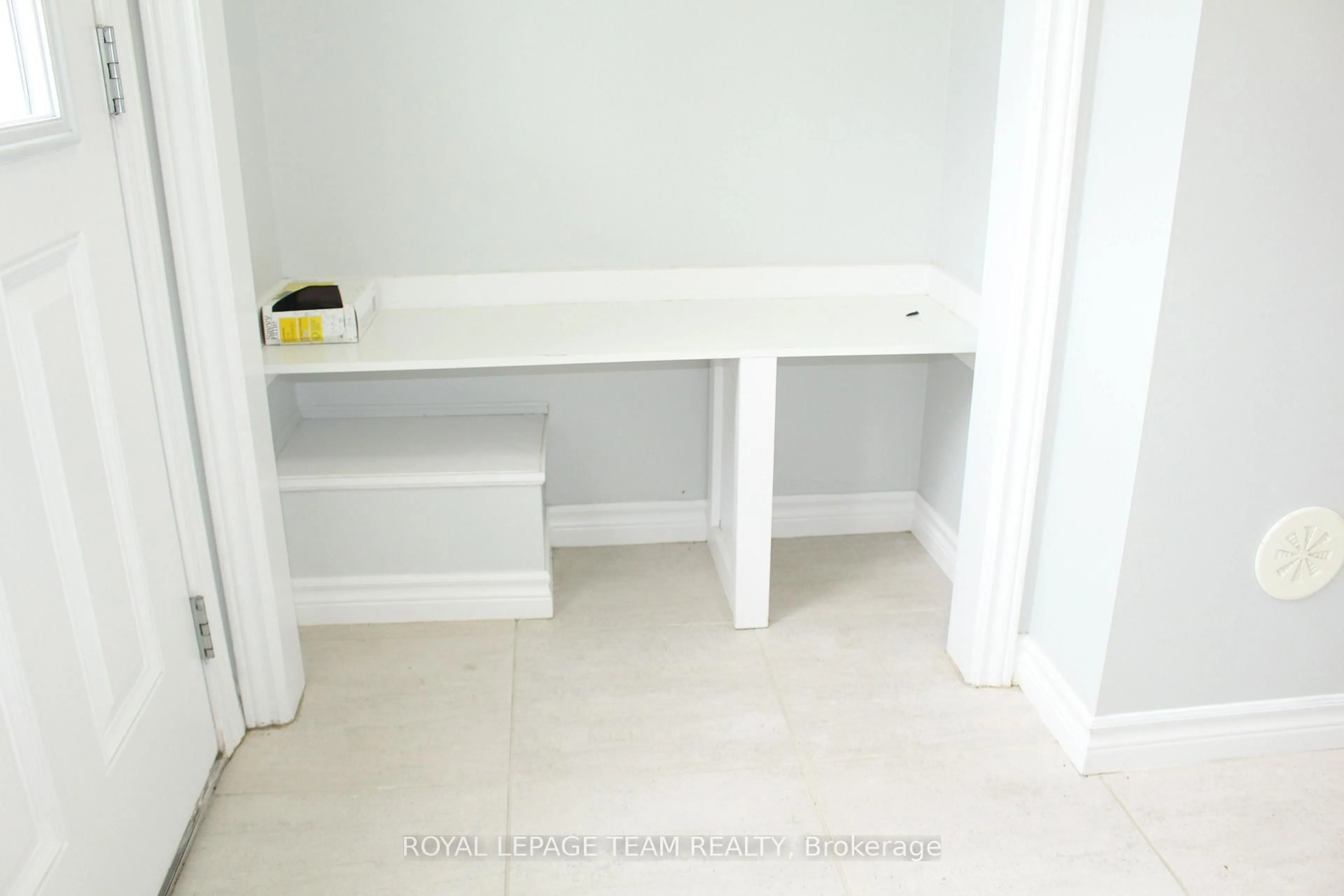 A pic of a room for 374 Sweet Grass Circ, Ottawa Ontario K2J 5W9