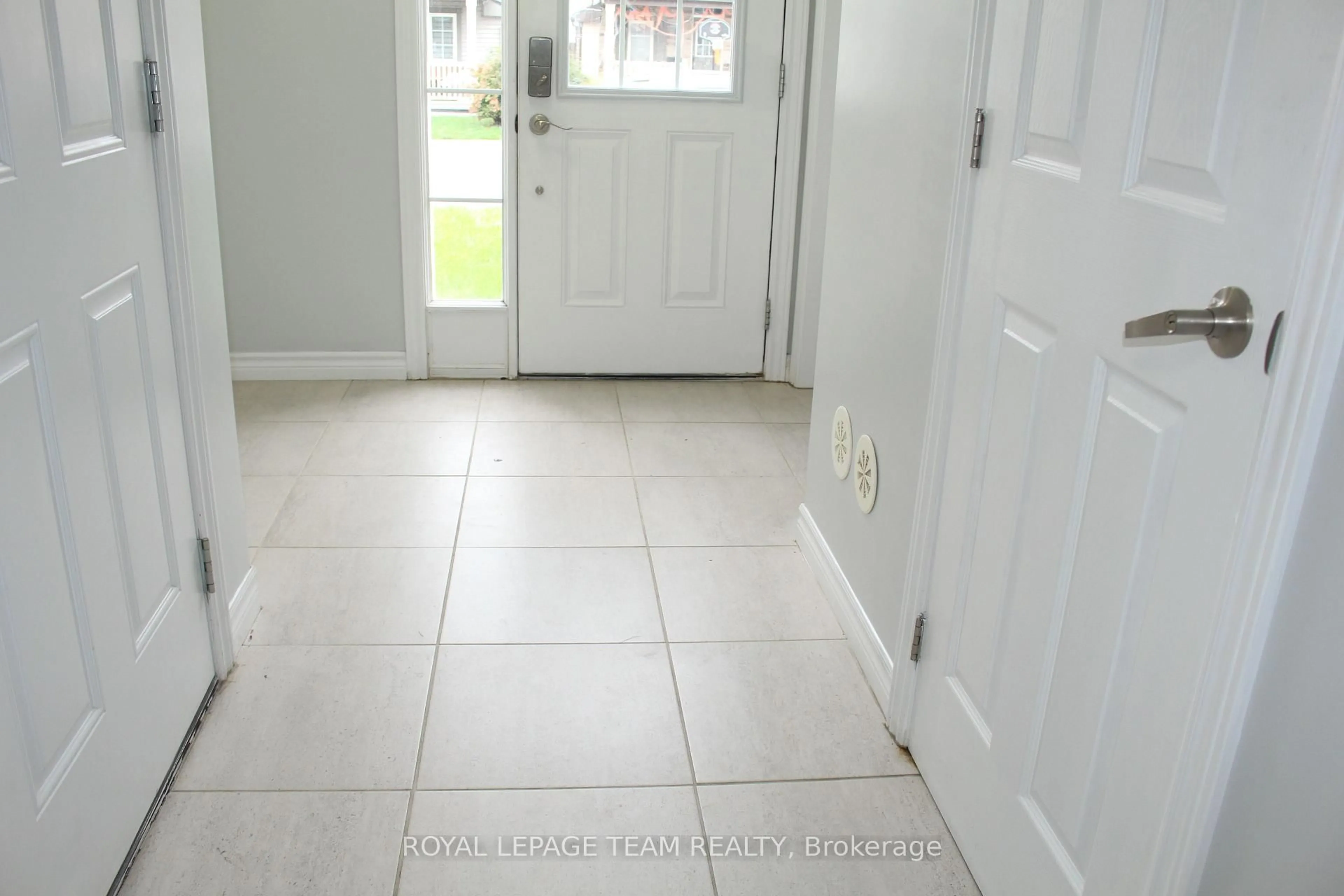 Indoor entryway for 374 Sweet Grass Circ, Ottawa Ontario K2J 5W9
