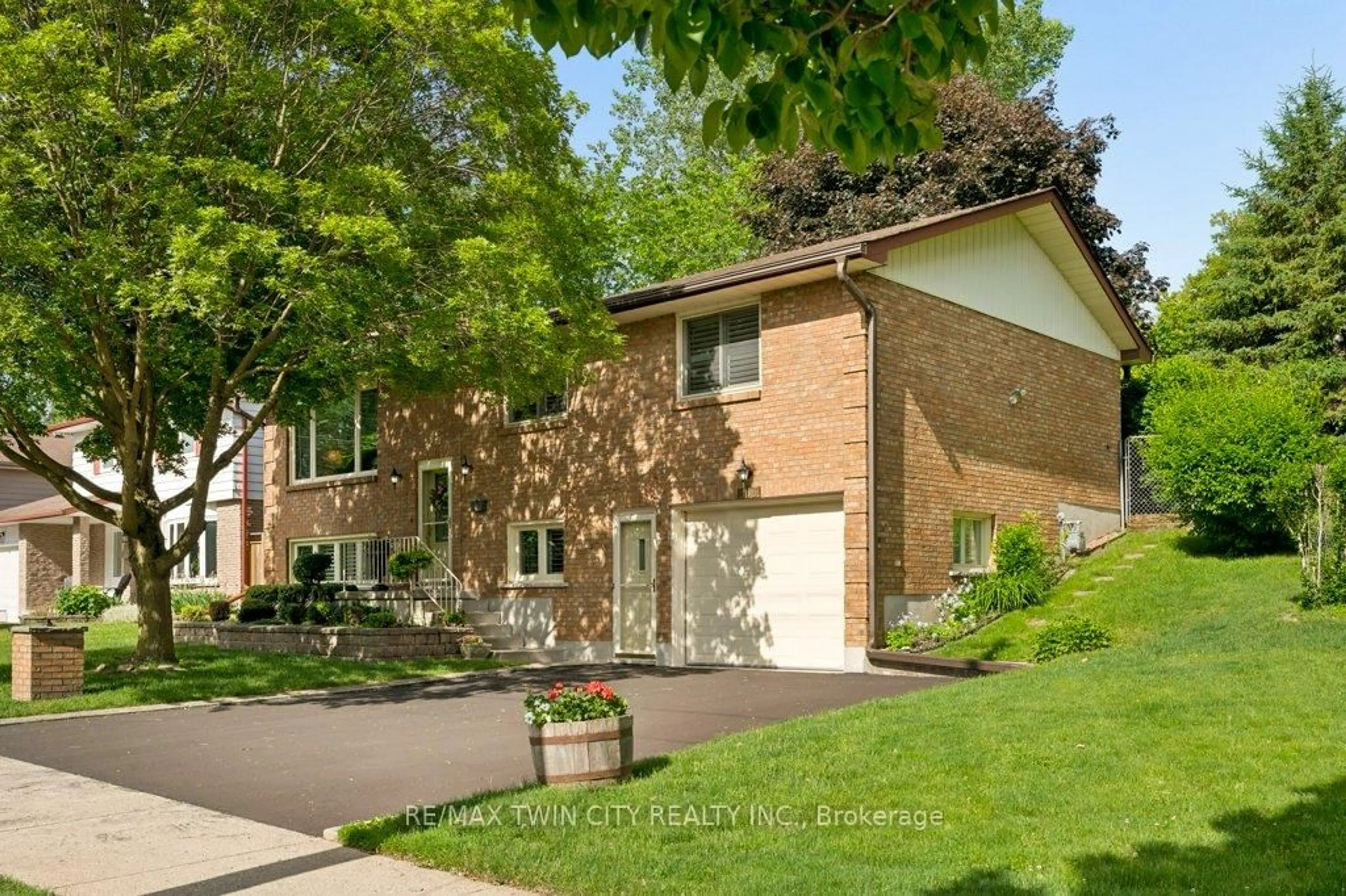 Home with brick exterior material, street for 336 Manchester Rd, Kitchener Ontario N2B 1A4