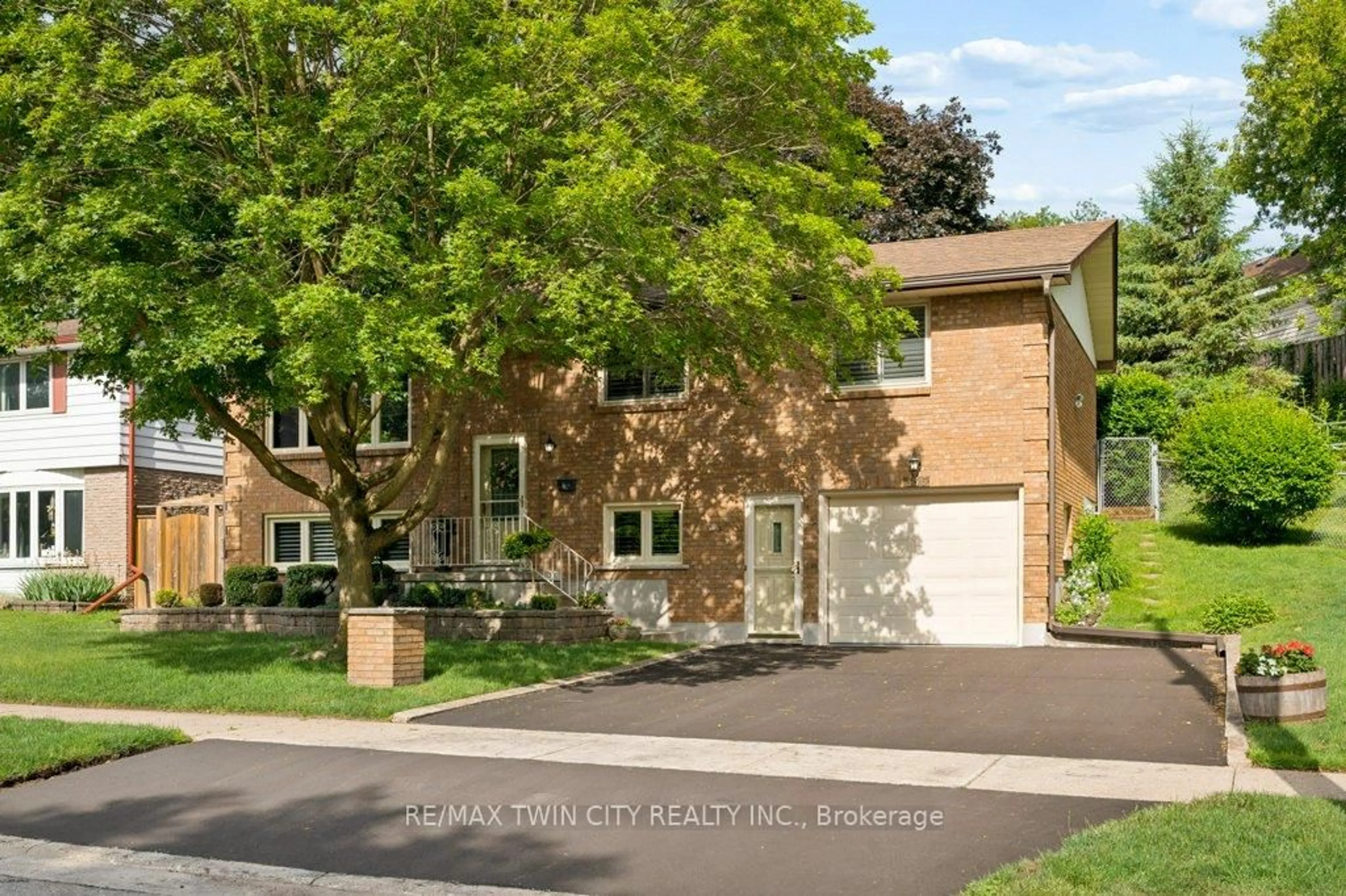 Home with brick exterior material, street for 336 Manchester Rd, Kitchener Ontario N2B 1A4