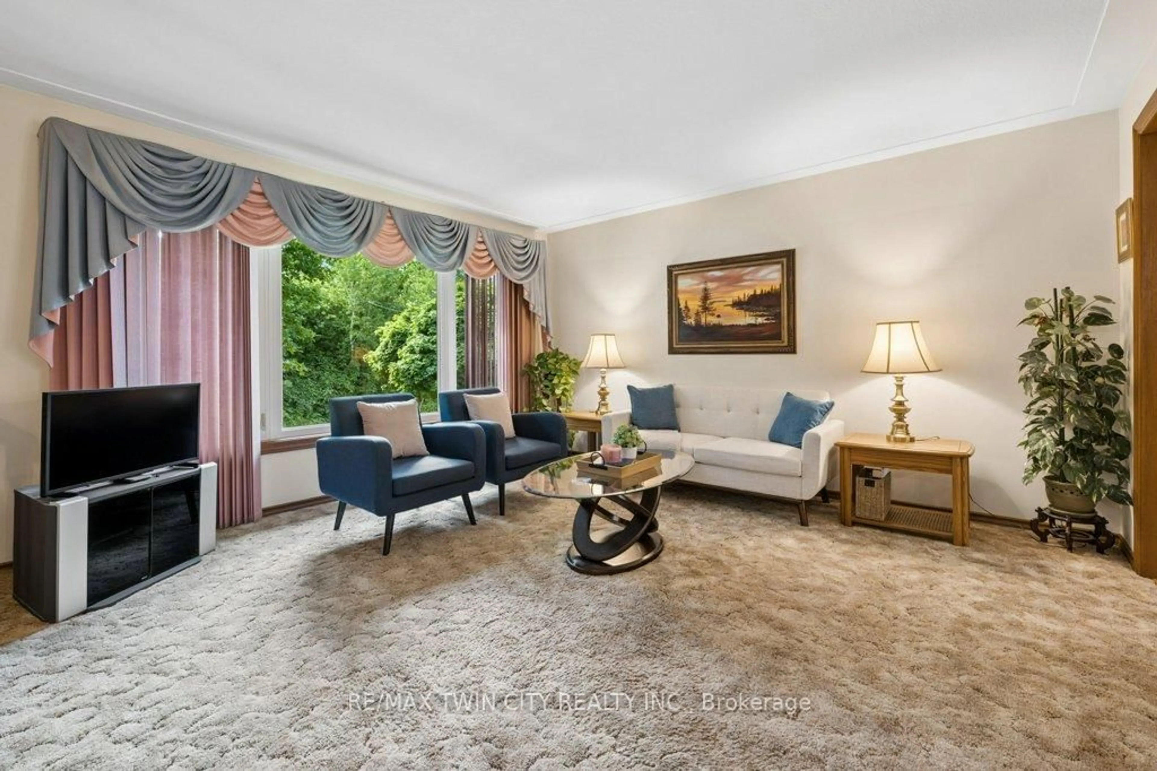Living room with furniture, carpet floor for 336 Manchester Rd, Kitchener Ontario N2B 1A4