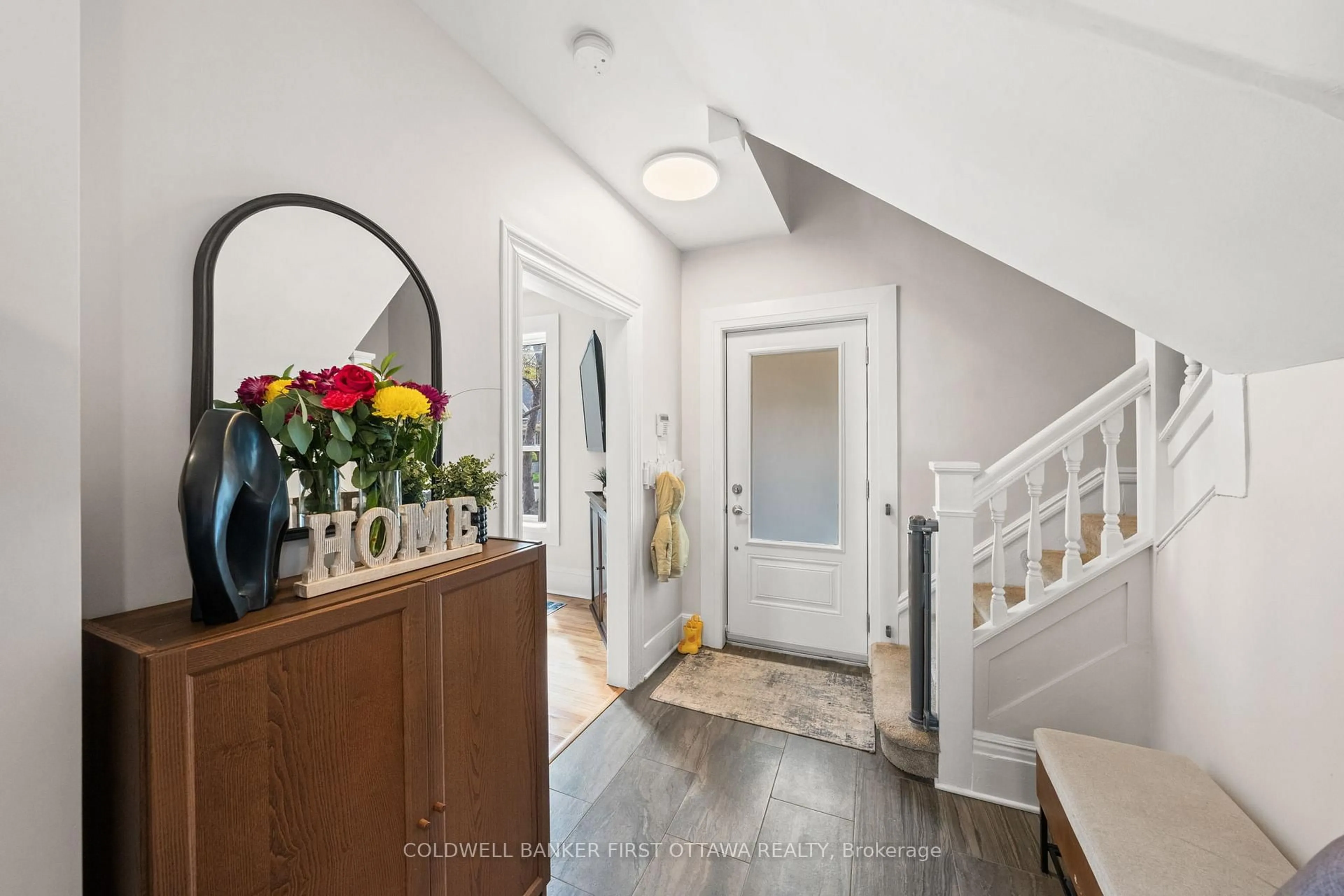 Indoor entryway for 25 CLEGG St, Ottawa Ontario K1S 0H5