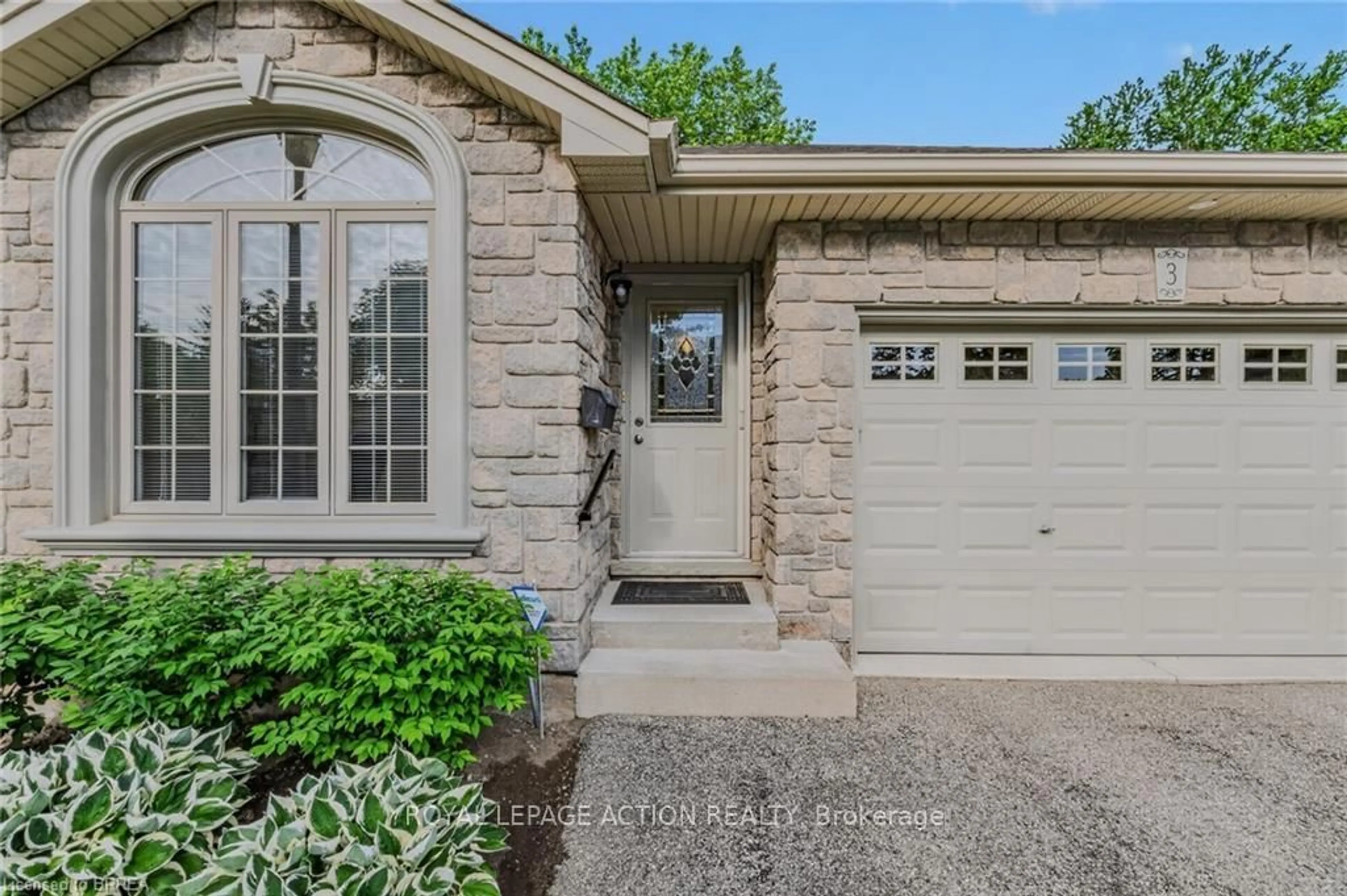 Indoor entryway for 54 Glenwood Dr #3, Brantford Ontario N3S 3G6