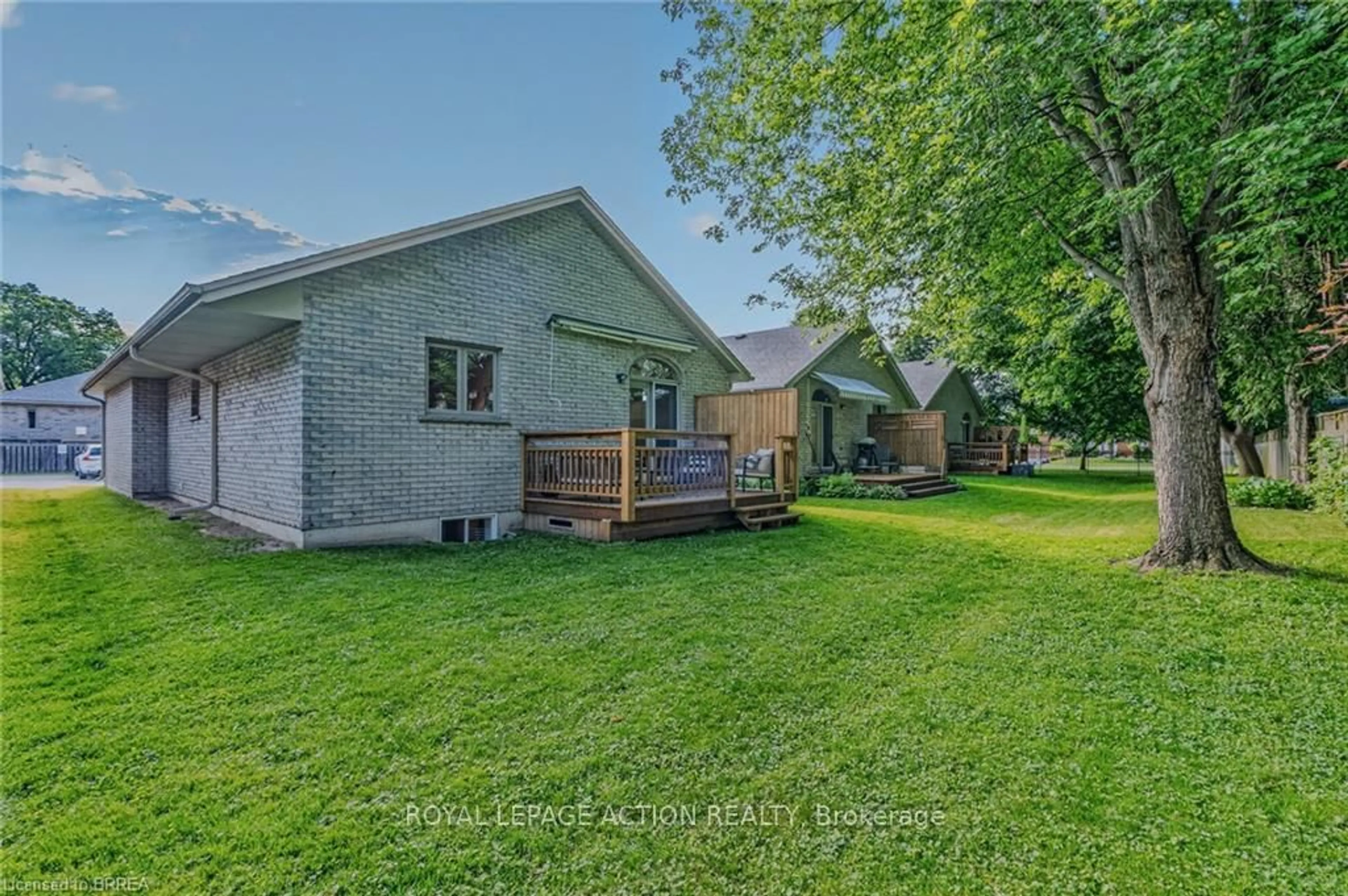 A pic from outside/outdoor area/front of a property/back of a property/a pic from drone, unknown for 54 Glenwood Dr #3, Brantford Ontario N3S 3G6