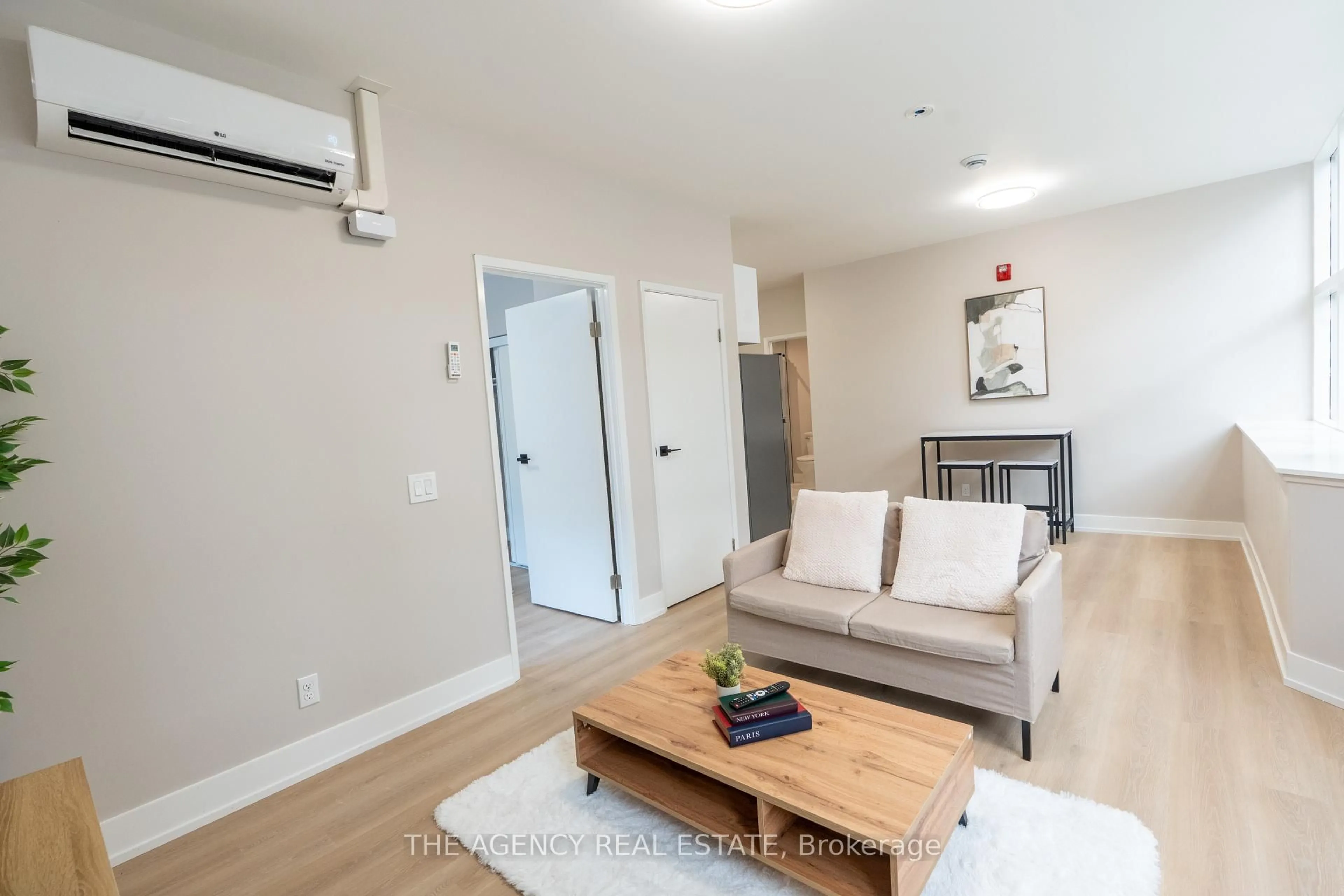 A pic of a room for 376 Richmond St, London East Ontario N6A 3C7