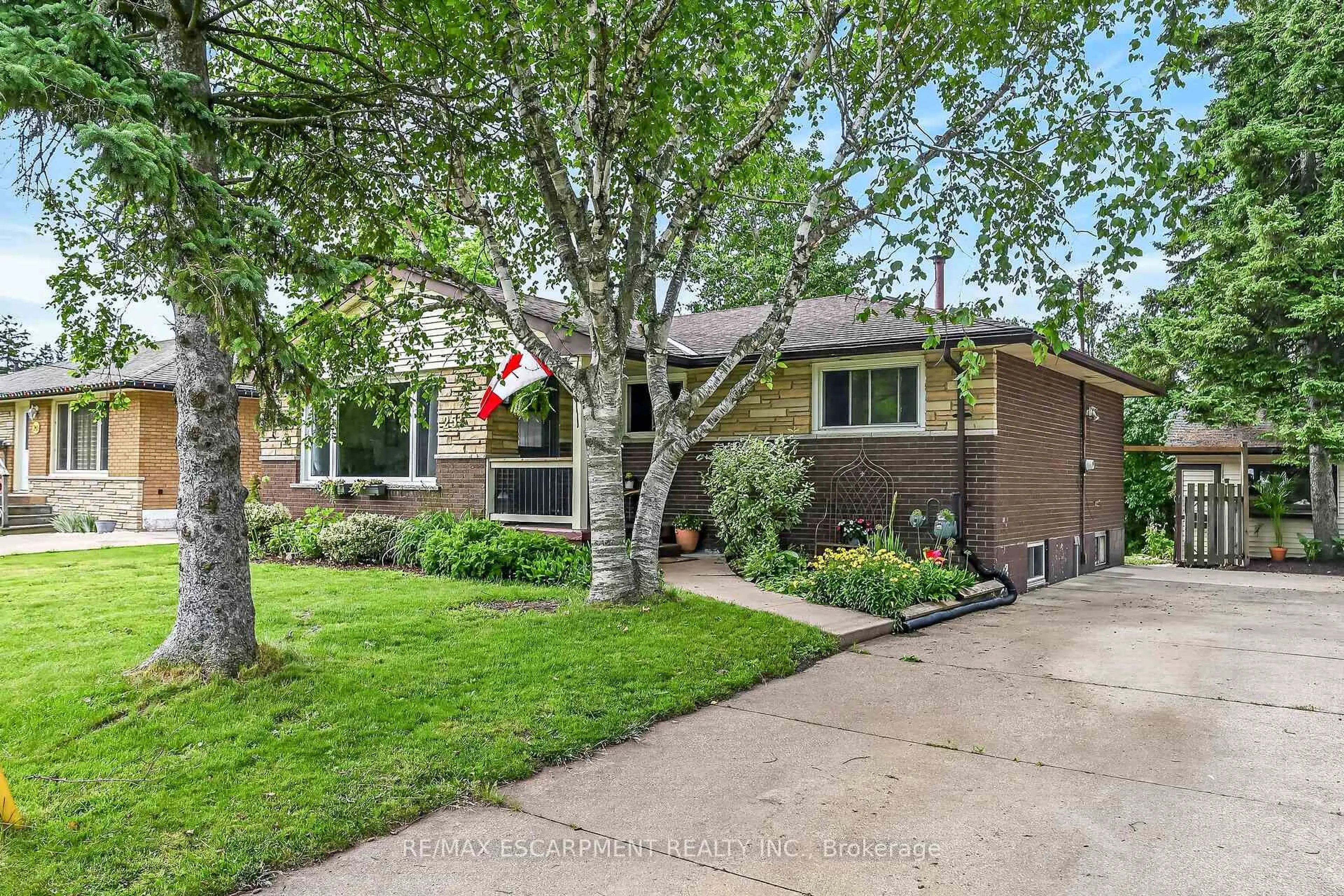 Home with brick exterior material, street for 251 Mackenzie Cres, Haldimand Ontario N3W 1A7