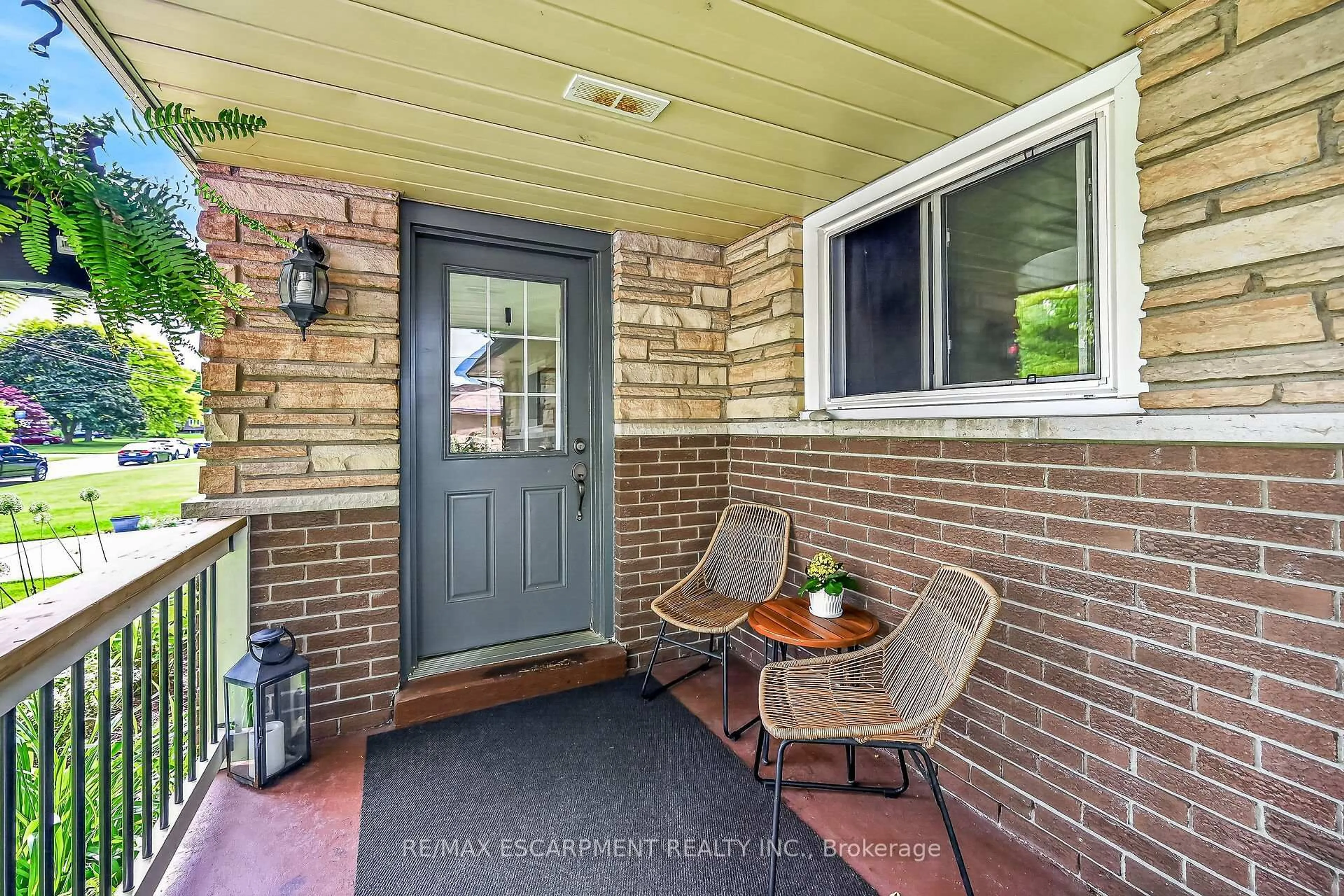 Indoor entryway for 251 Mackenzie Cres, Haldimand Ontario N3W 1A7